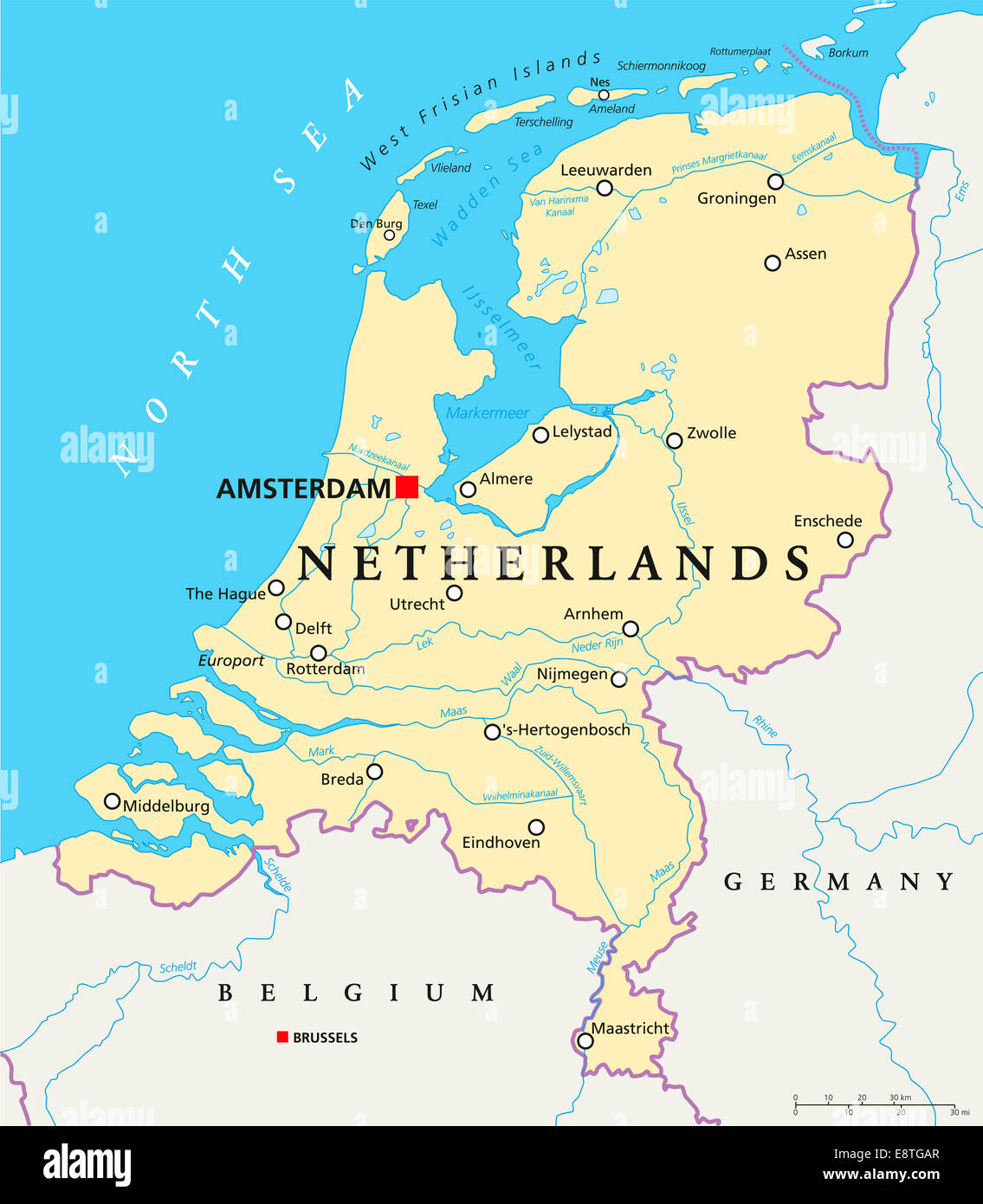 Países Bajos Mapa Político con capital Ámsterdam, las fronteras nacionales, importantes ciudades, ríos y lagos. Rótulos En inglés. Foto de stock