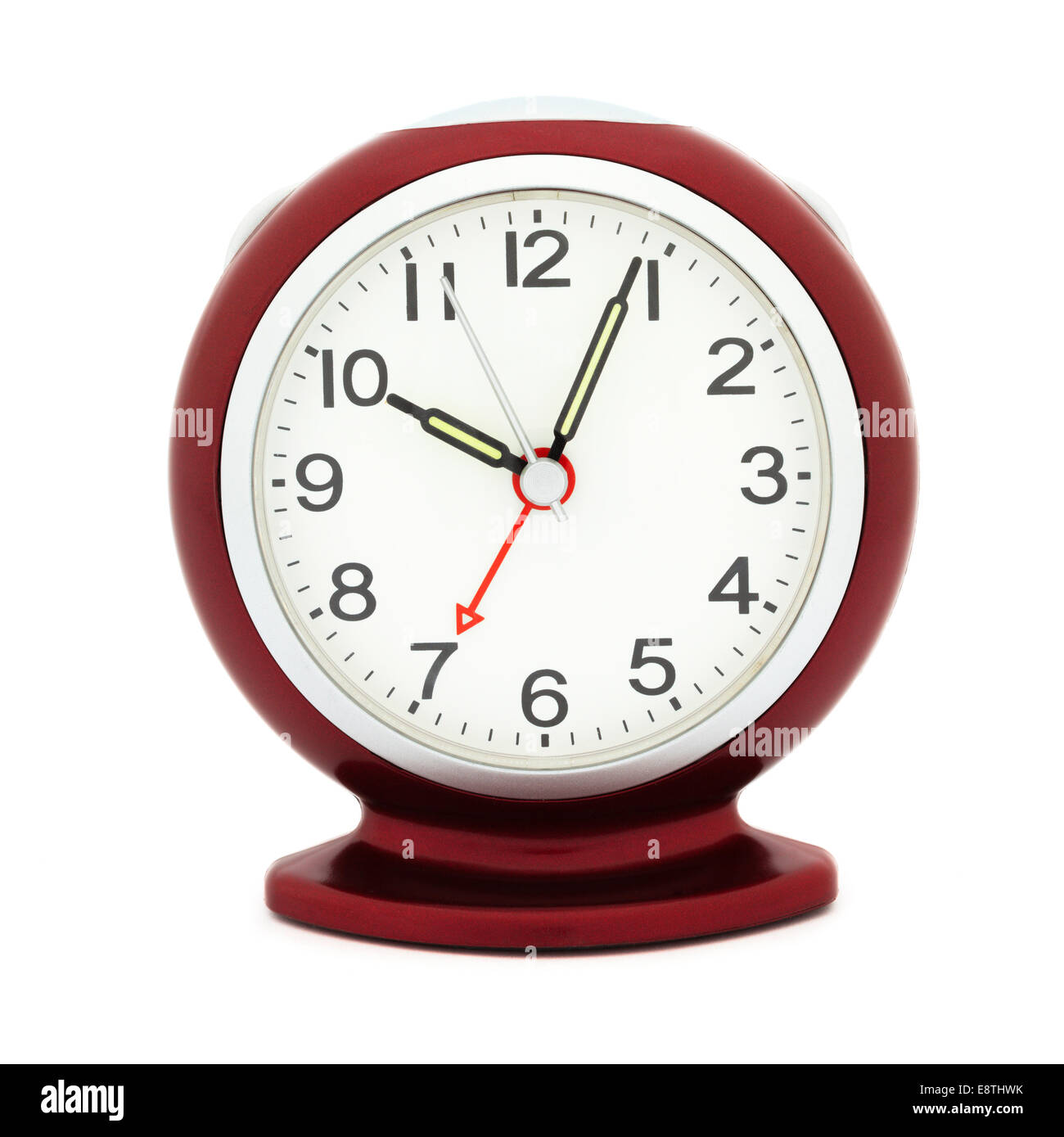 Reloj despertador mecánico rojo con manecillas luminosas después de 10 h de  la mañana con la alarma a las 7 am para ilustrar el concepto de retraso  Fotografía de stock - Alamy