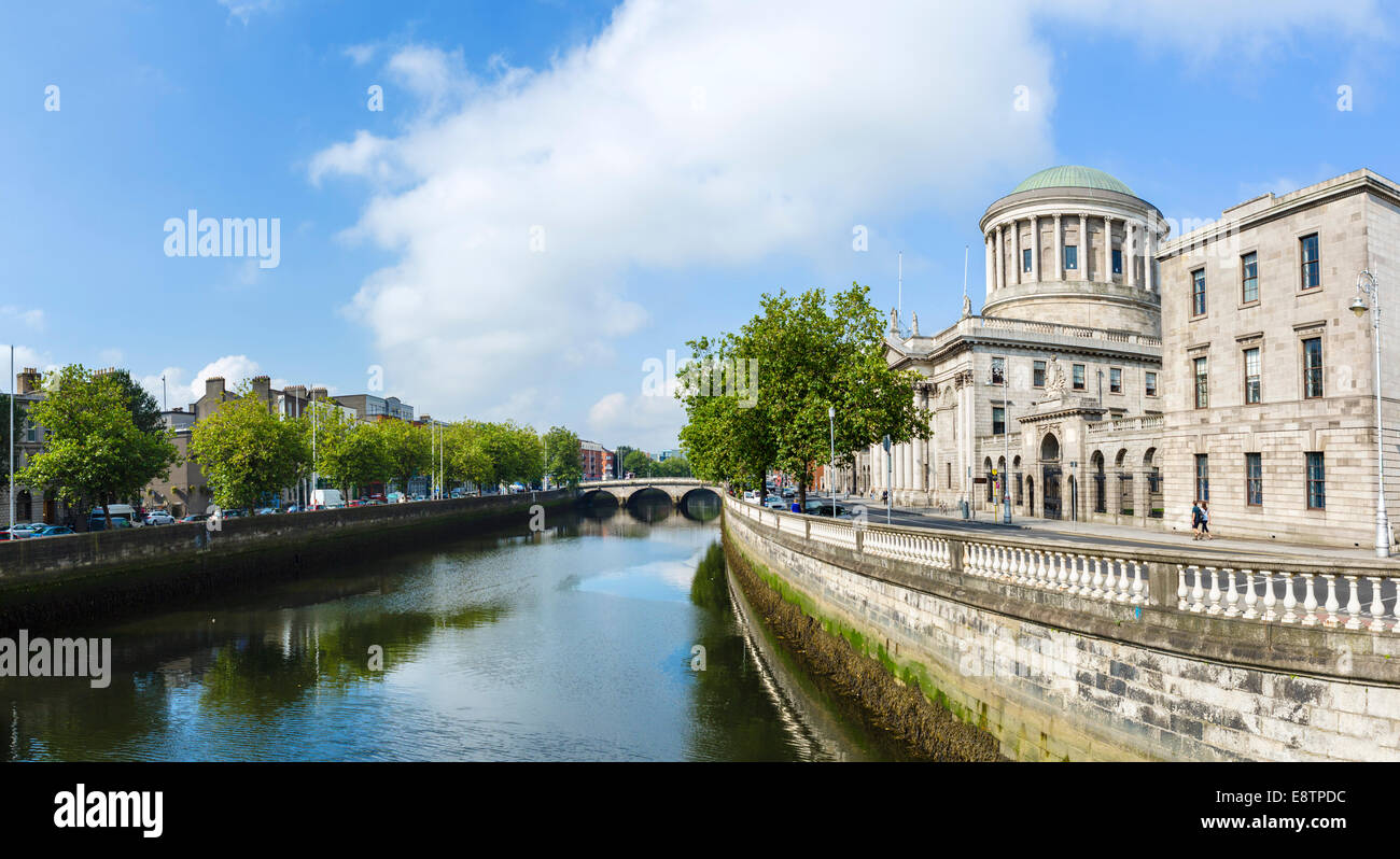 Los cuatro tribunales de Posadas a la orilla del río Liffey Quay, Dublín, República de Irlanda Foto de stock