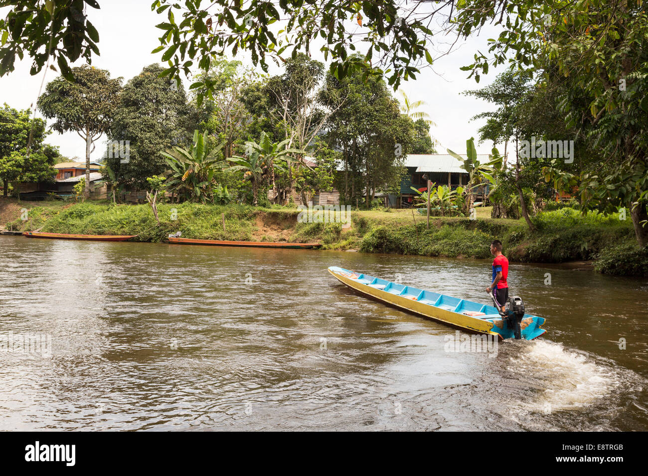Persona local con barco en el río Melinau, Mulu, Sarawak, Malasia Foto de stock