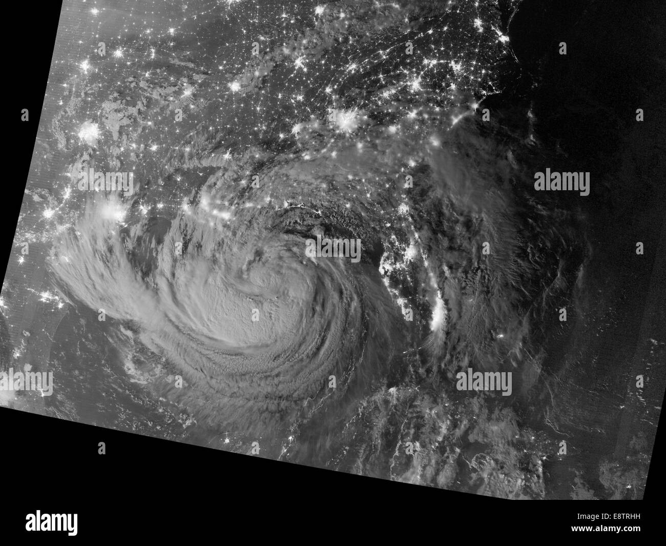 NASA imagen adquirida el 28 de agosto de 2012 a principios de agosto 28, 2012, el Visible, infrarrojo Imaging Radiometer Suite (VIIRS) en el satélite Suomi-PNP capturó esta vista nocturna de la Tormenta Tropical Isaac y las ciudades cercanas a la costa del golfo de los Estados Unidos. Th Foto de stock