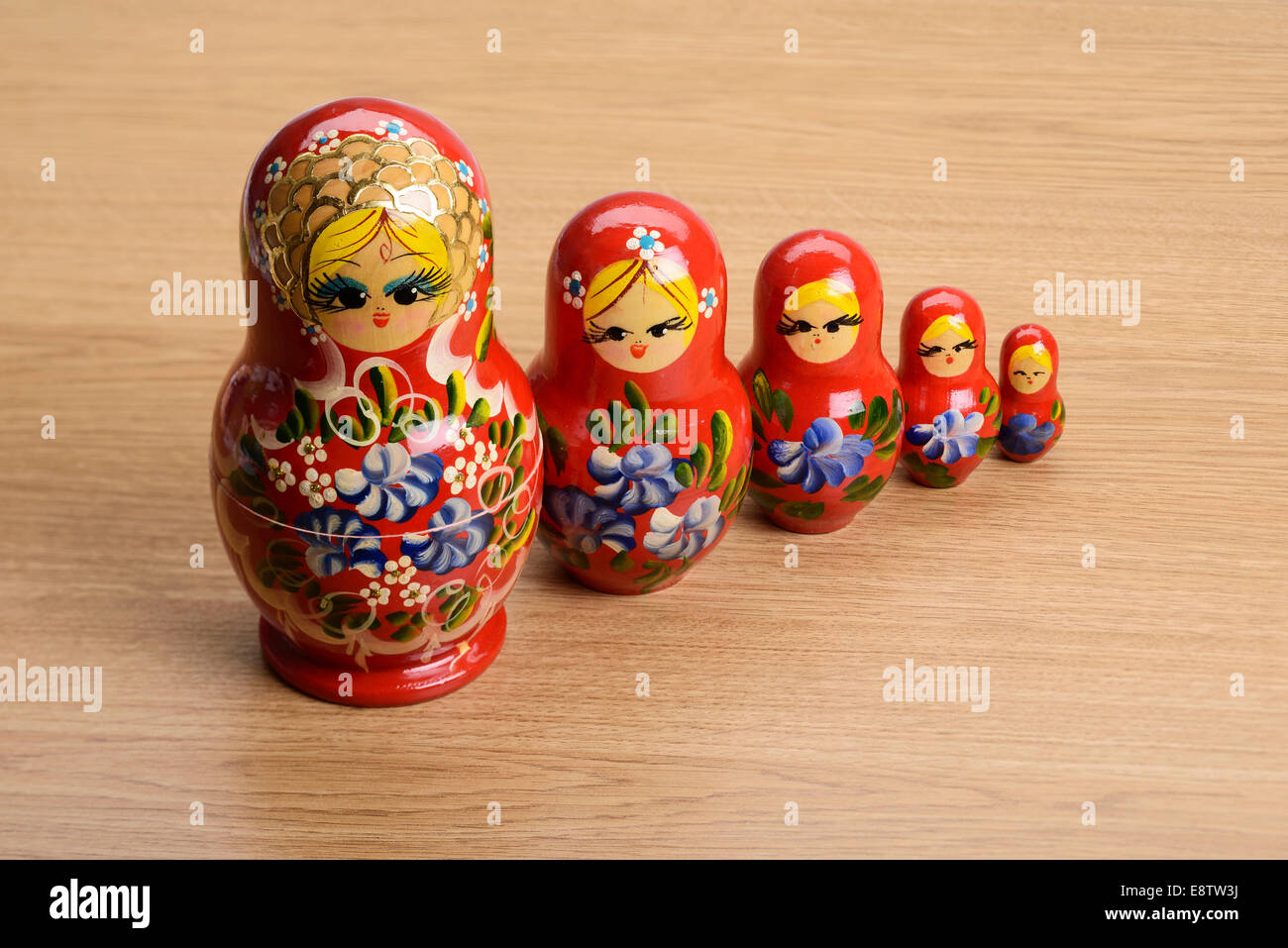 La línea roja de cinco muñecas rusas. Foto de stock
