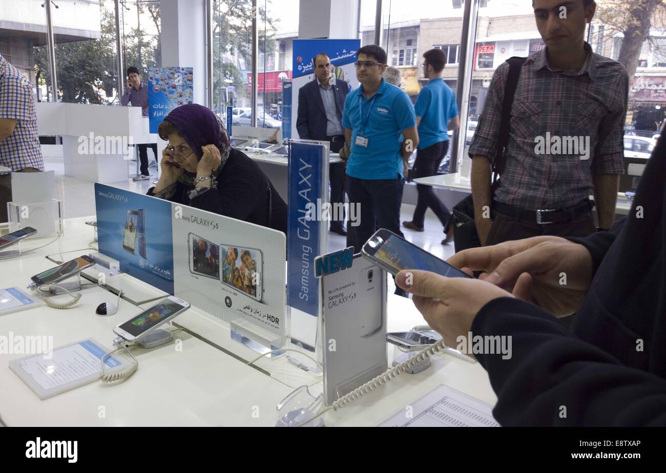 Teherán, Irán. 14 Oct, 2014. Octubre 14, 2014 - Teherán, Irán - Un cliente iraní intenta un smartphone Samsung Galaxy S5 de Samsung en una tienda en un ordenador multimedia y un centro comercial en el sur de Teherán. Morteza Nikoubazl/ZUMAPRESS © Morteza Nikoubazl/Zuma alambre/Alamy Live News Foto de stock