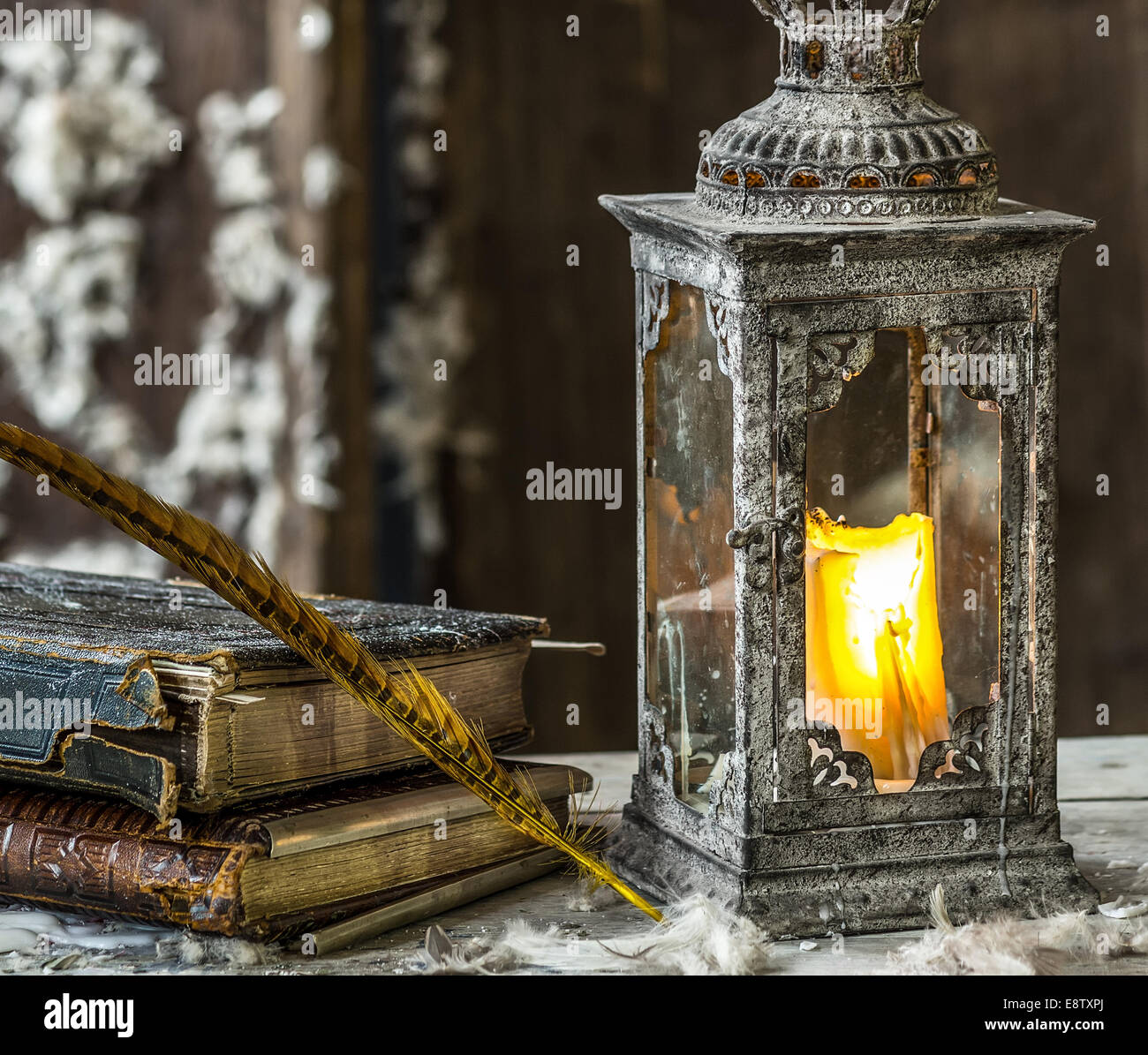 Vintage lámpara para la vela y libros antiguos sobre la mesa de madera  Fotografía de stock - Alamy