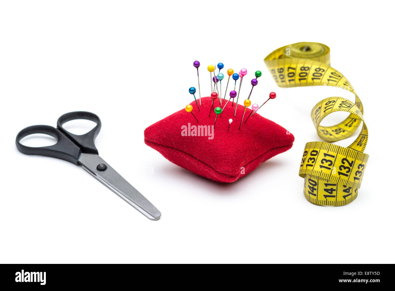Herramientas para la costura y artesanal: rosca, tijeras, alfileres sobre fondo blanco. Foto de stock