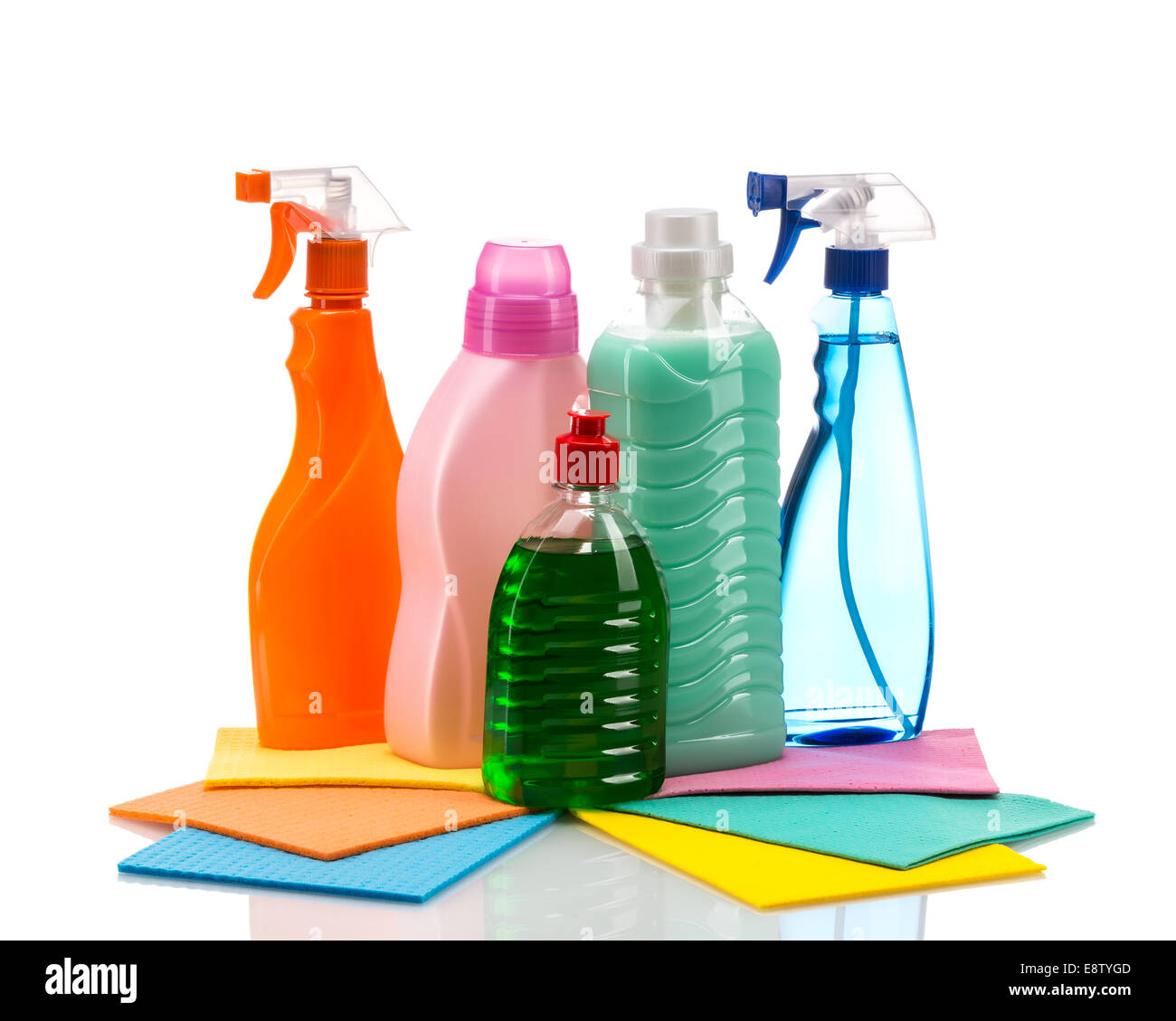 Contenedor de plástico de productos de limpieza para la casa limpia sobre  fondo blanco Fotografía de stock - Alamy