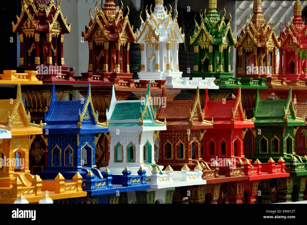 KANCHANABURI, Tailandia: Tailandia ornamentado santuarios, principalmente para uso en frente de las casas de la gente Foto de stock