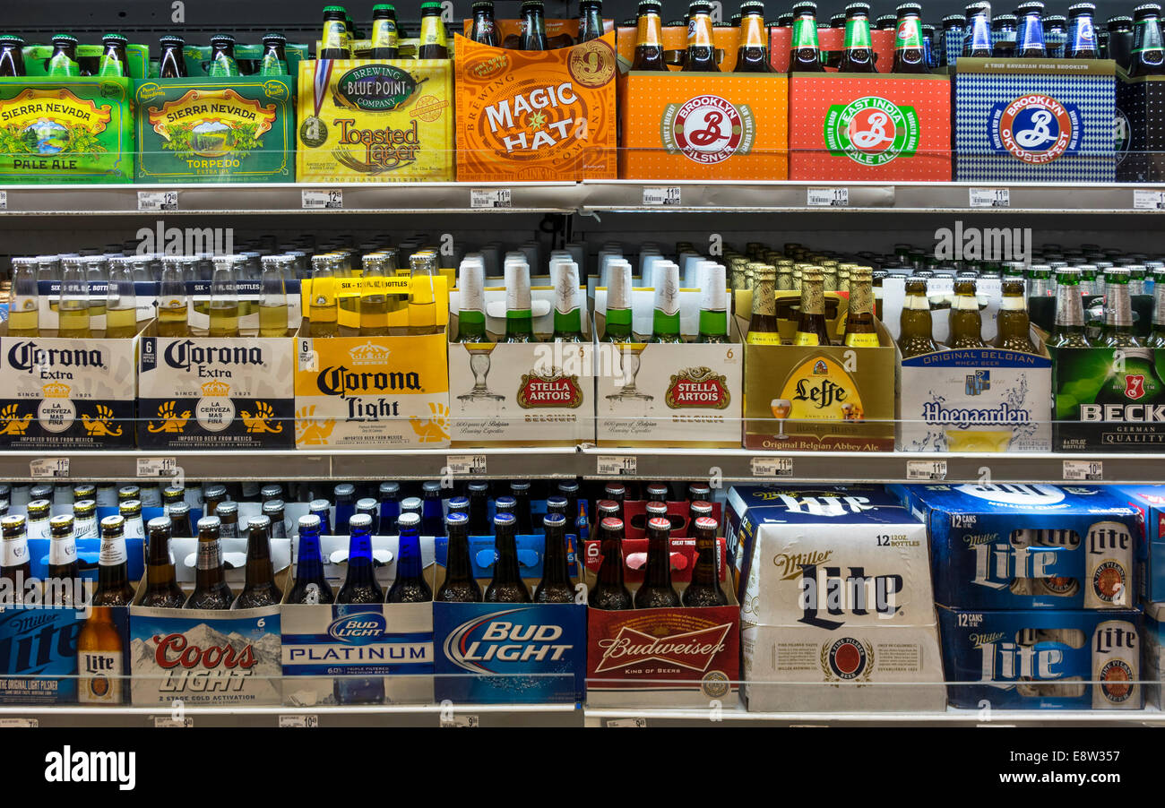 Seis paquetes de varias marcas de cerveza en un supermercado en la Ciudad  de Nueva York, EE.UU Fotografía de stock - Alamy