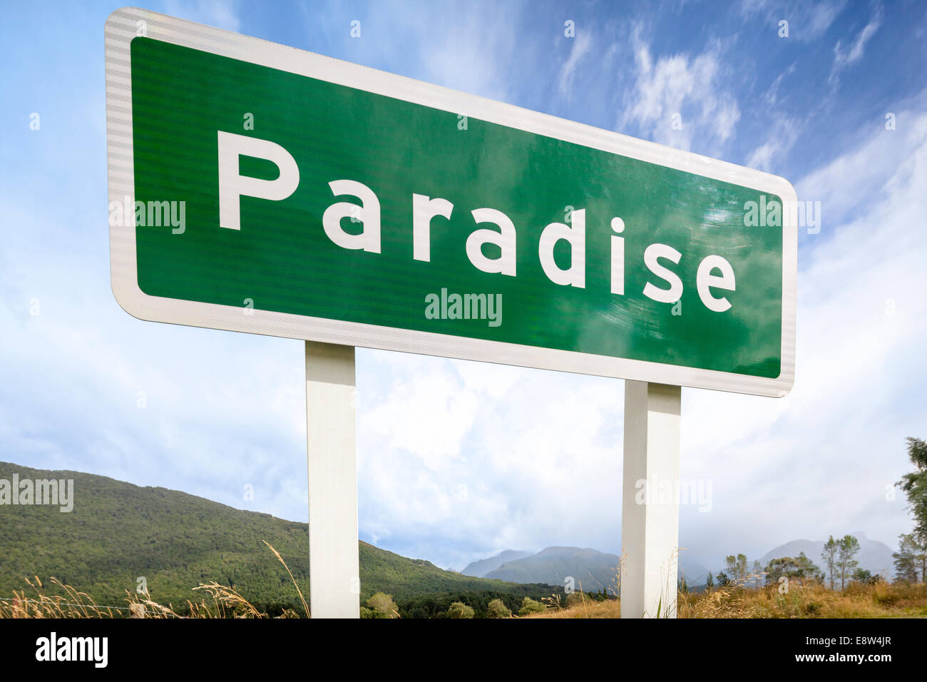 El paraíso es un lugar rural pastoral en la región de Otago, Isla del Sur, Nueva Zelanda. Señal de carretera tormenta en formación en la distancia. Foto de stock