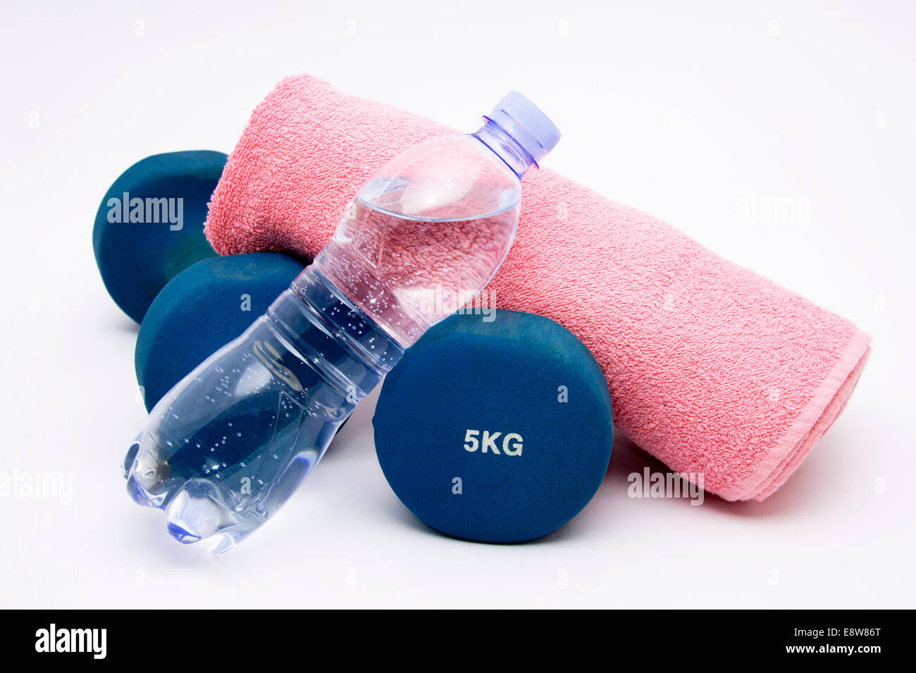Cosas para hacer ejercicio: Mancuernas, botella de agua y una alfombra  enrollada. Vista superior Fotografía de stock - Alamy
