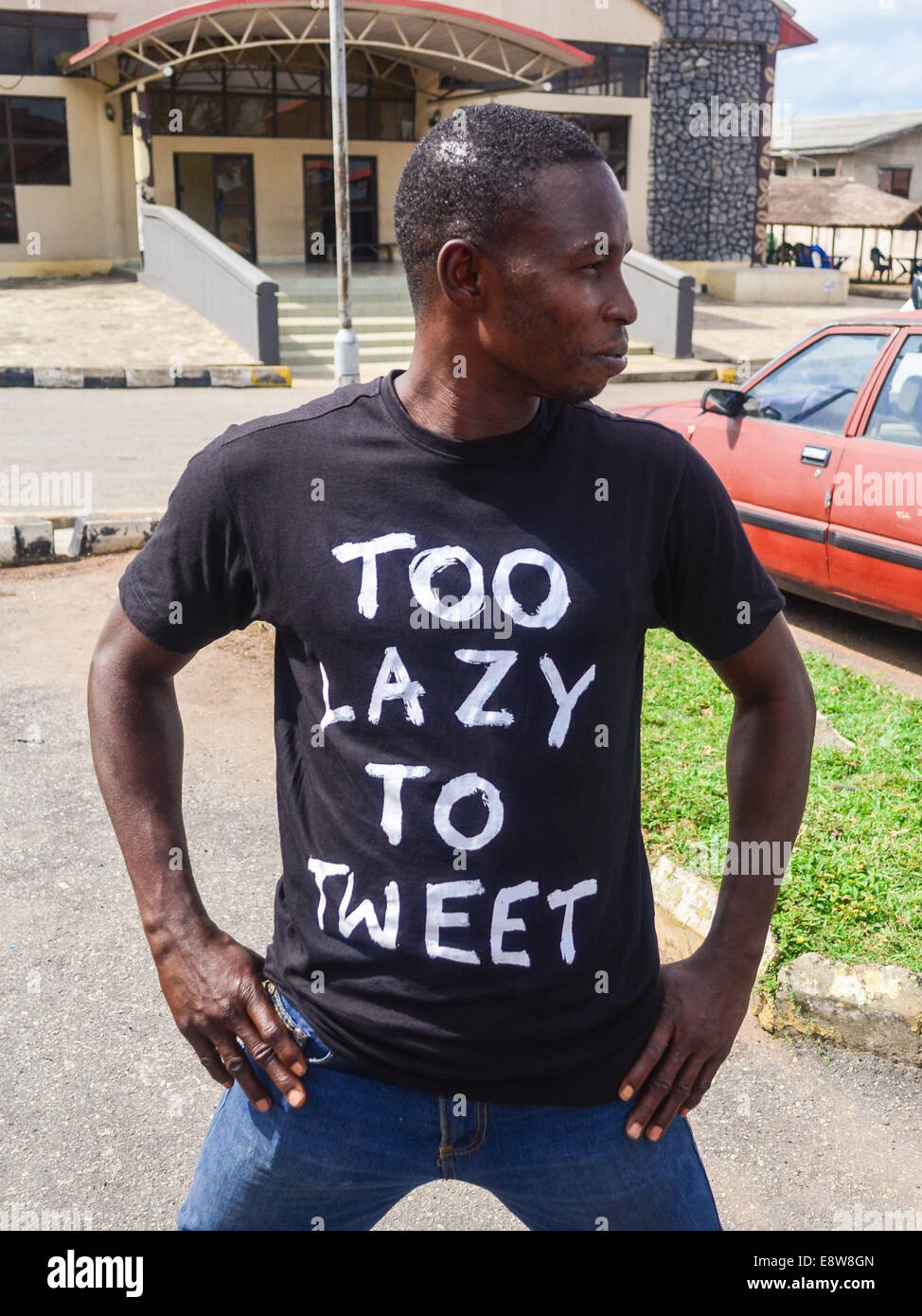 Un hombre nigeriano luciendo una camiseta demasiado perezoso para leer 'tweet' en Abeokuta, en el estado de Ogun, Nigeria Foto de stock
