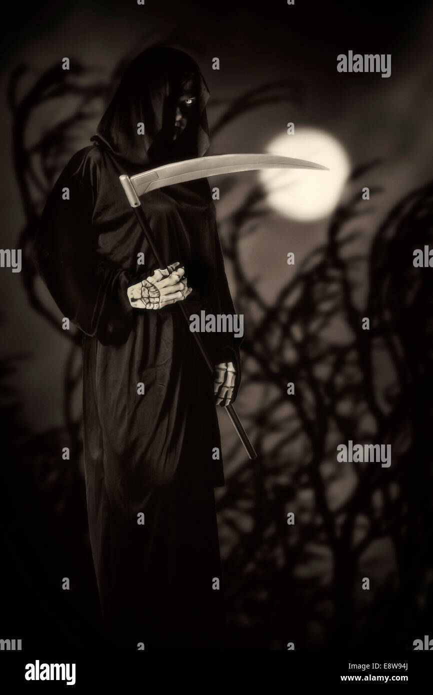 Fotos De La Muerte Con Guadaña El hombre en el traje de la muerte, la guadaña, sosteniendo una guadaña, en  una noche de luna llena en frente de un árbol Fotografía de stock - Alamy