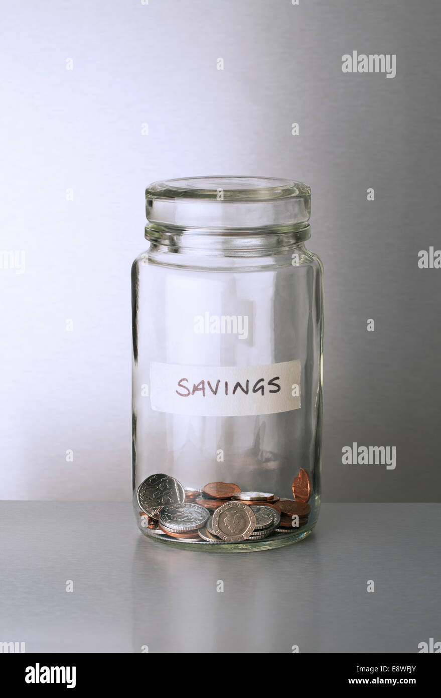 Cambio de ahorros jar en counter Foto de stock