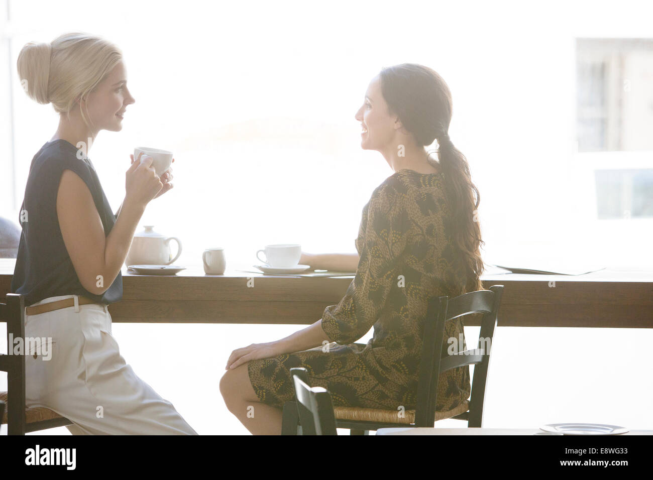 Las mujeres tienen un café juntos en el café Foto de stock