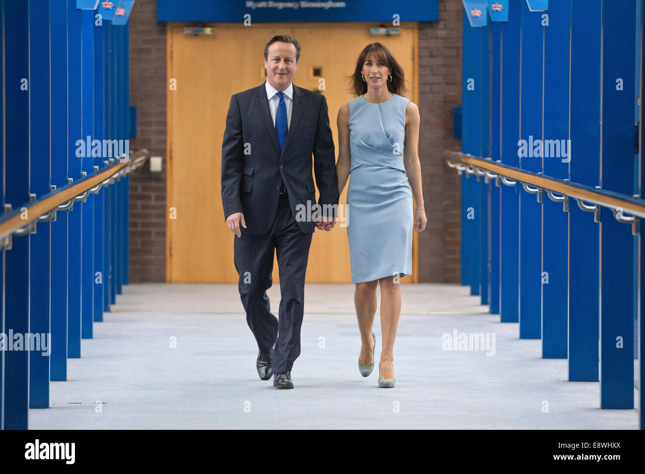 David Cameron, Primer Ministro del Reino Unido con su esposa Samantha, en la Conferencia de Otoño del Partido Conservador, Birmingham, Reino Unido Foto de stock