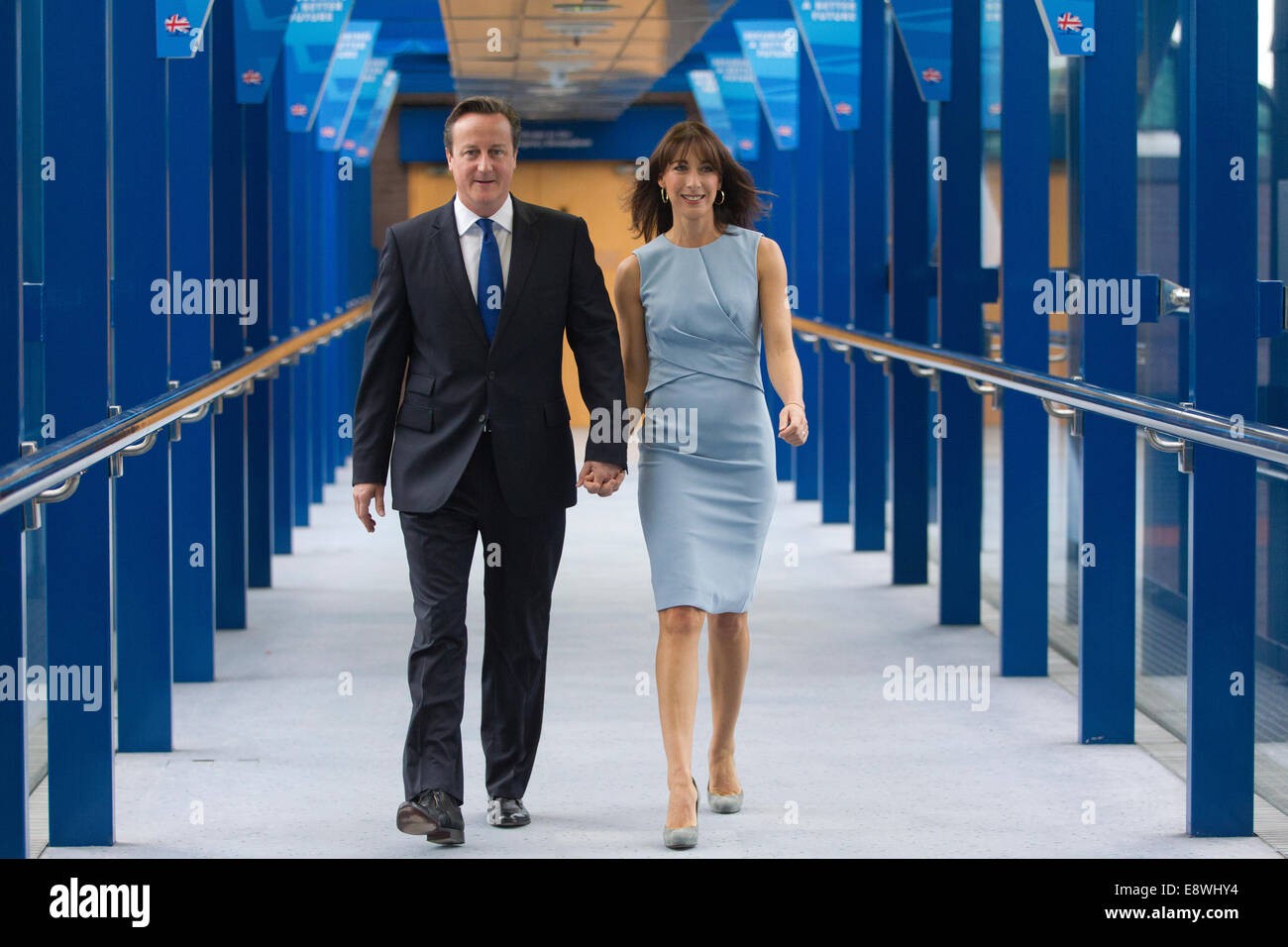 David Cameron, Primer Ministro del Reino Unido con su esposa Samantha, en la Conferencia de Otoño del Partido Conservador, Birmingham, Reino Unido Foto de stock