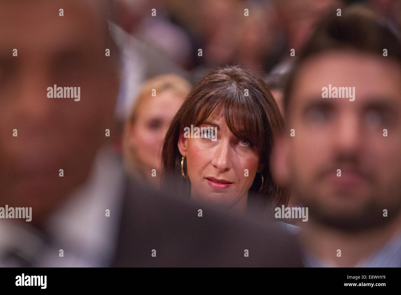 Samantha Cameron sentó entre miembros del Partido Conservador en el Symphony Hall, mientras que David Cameron, Primer Ministro del Reino Unido, habla, REINO UNIDO Foto de stock