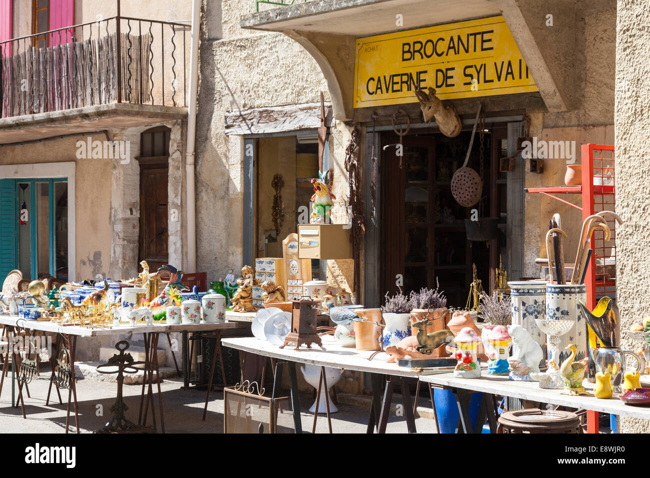 absceso Será Línea de metal Tienda de antigüedades con mesas al aire libre que muestra para la venta de  antigüedades, Sault, Vaucluse, Provence, Francia Fotografía de stock - Alamy
