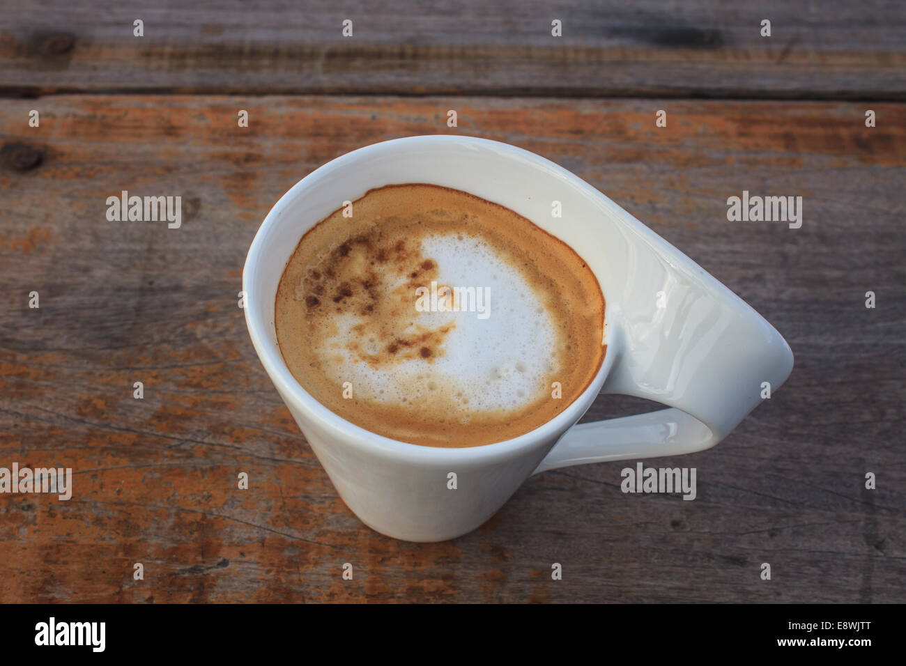 Taza de café cappuccino sobre mesa de madera Foto de stock