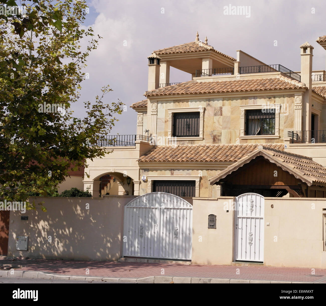 Casa español puerta puerta arbol piedra fotografías e imágenes de alta  resolución - Alamy
