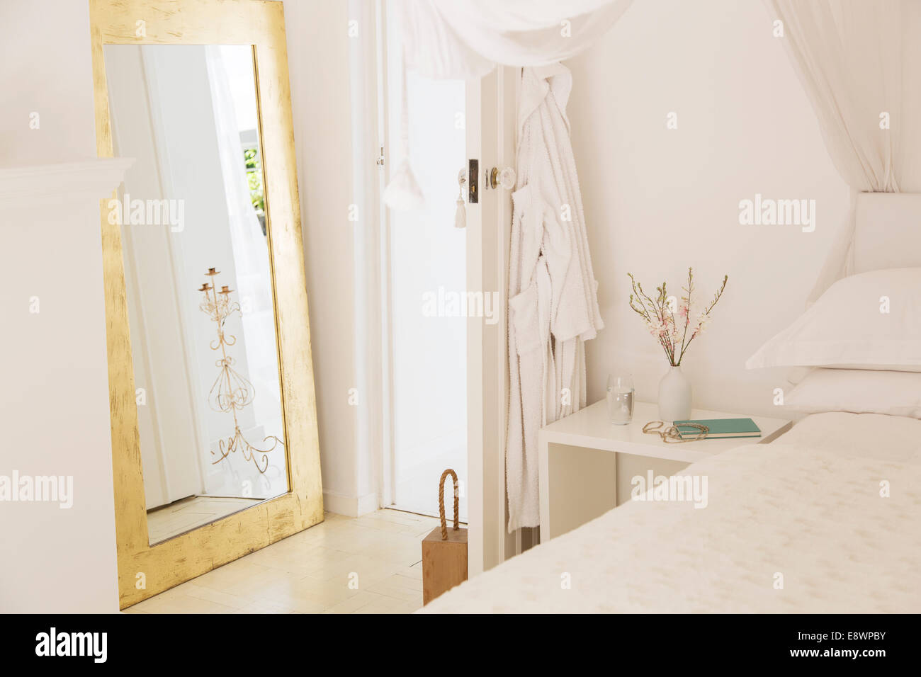 Ventana, puerta, cama y mesita de noche en el dormitorio moderno Foto de stock