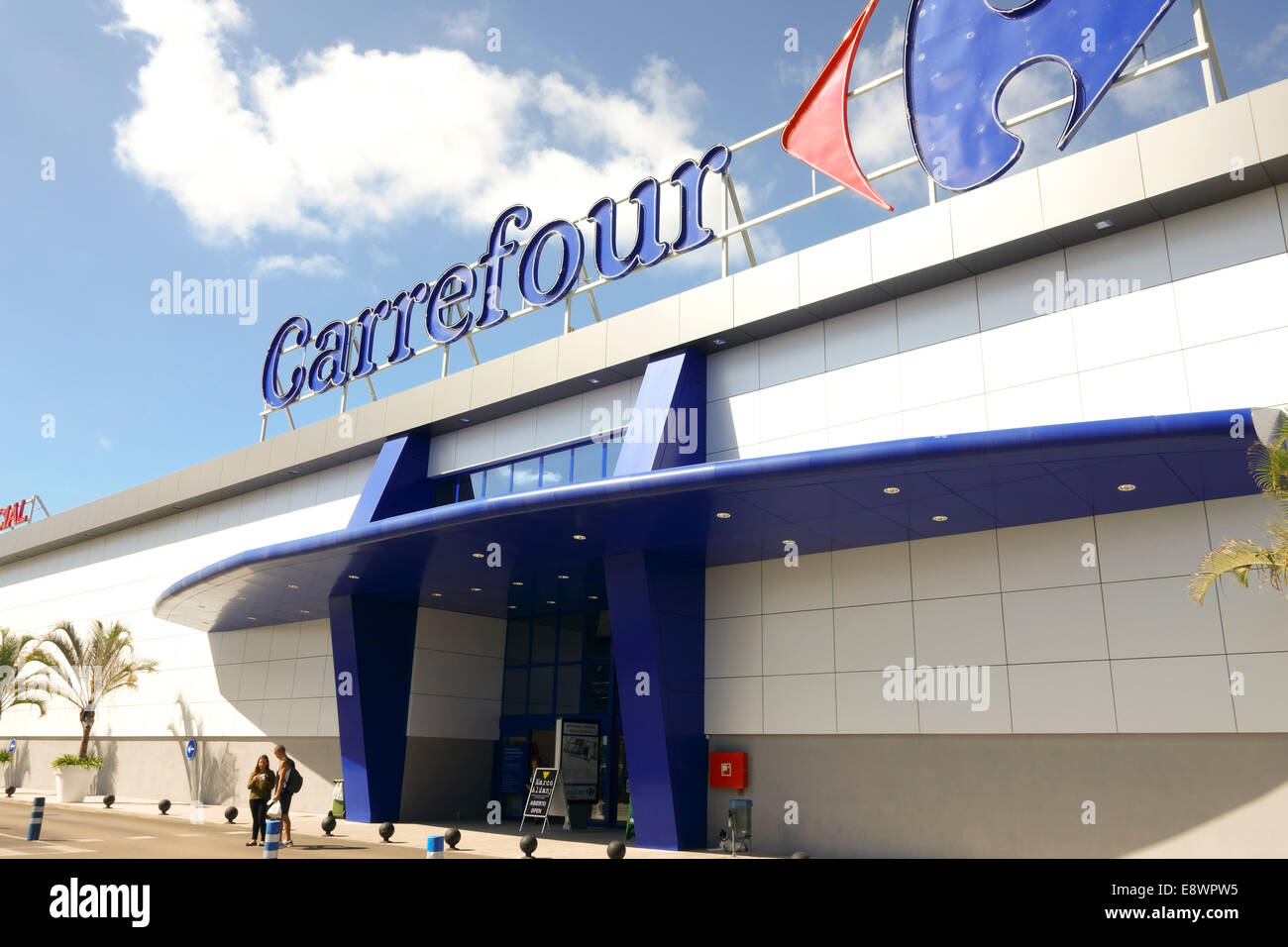 La entrada del centro comercial Carrefour en Mijas Costa. El sur de España  Fotografía de stock - Alamy