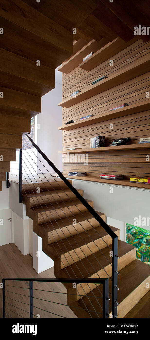 Escalera con estantes de madera en detalle D Casa, Israel, Oriente Medio  Fotografía de stock - Alamy
