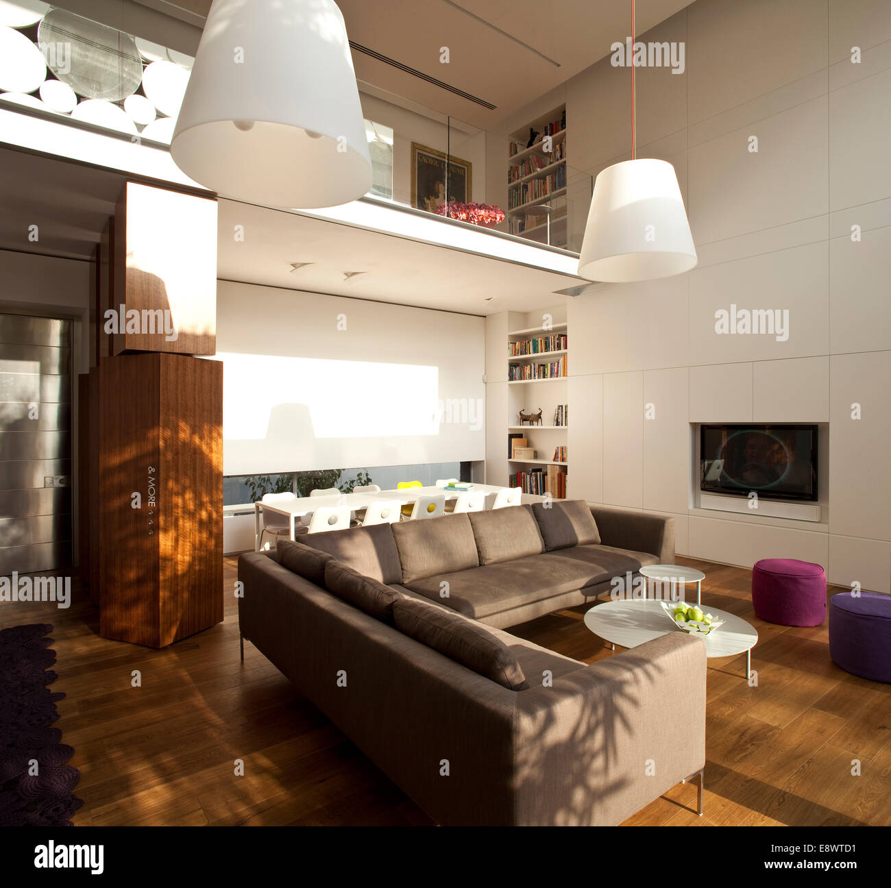 Las lámparas colgantes sobre sofás en la sala de estar de la casa de H, Oriente Medio Fotografía de stock - Alamy