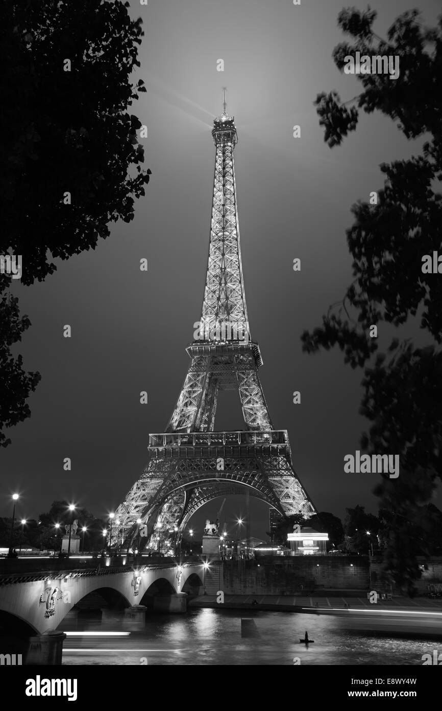 Torre Eiffel en París por la noche, blanco y negro Foto de stock