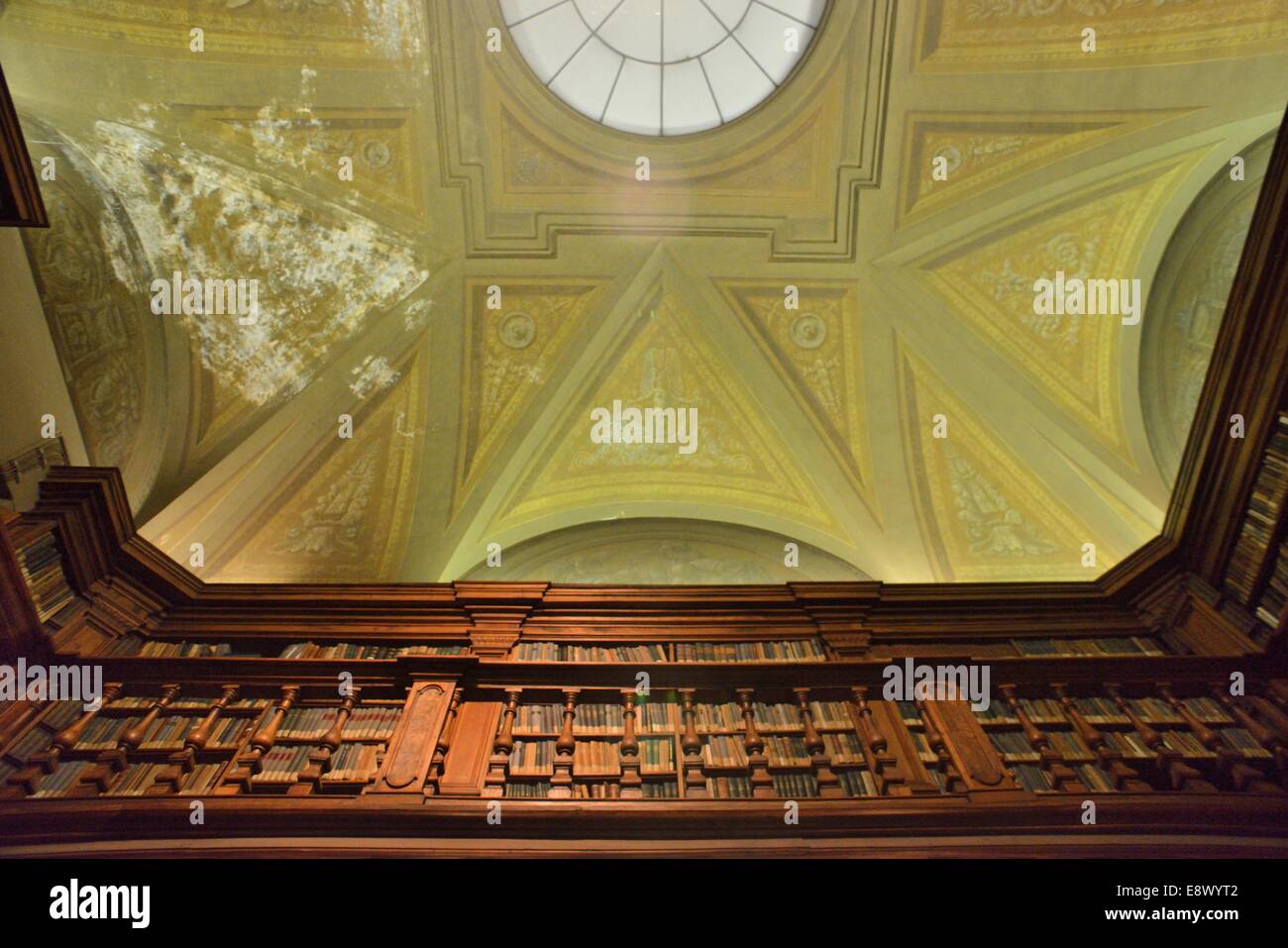 Entrada de la Biblioteca Nacional Braidense - Brera (detalle de techos). Foto de stock