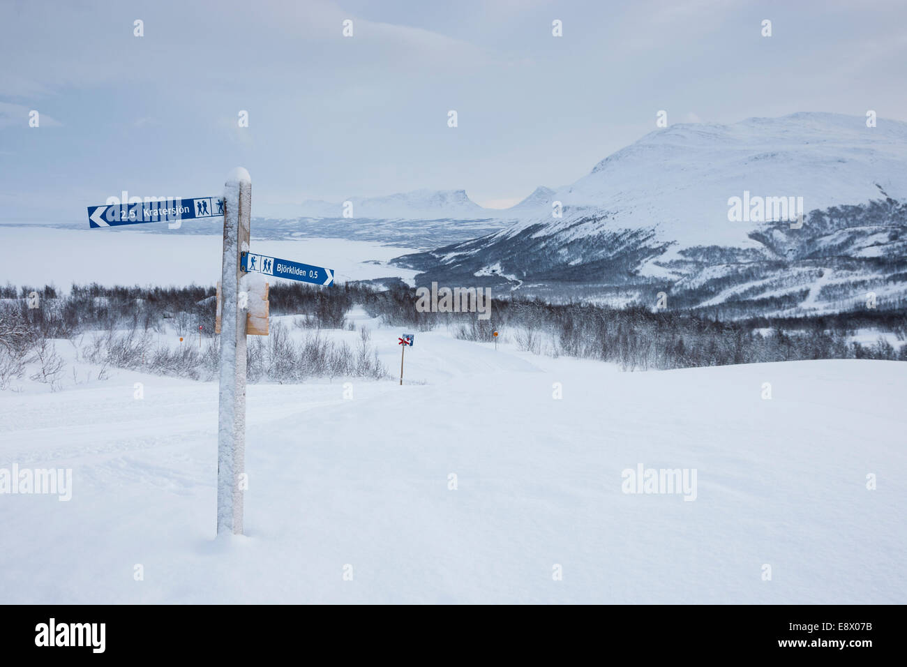 ABISKO, Suecia señales para caminantes y Bjorkliden Kratersjon. Foto de stock