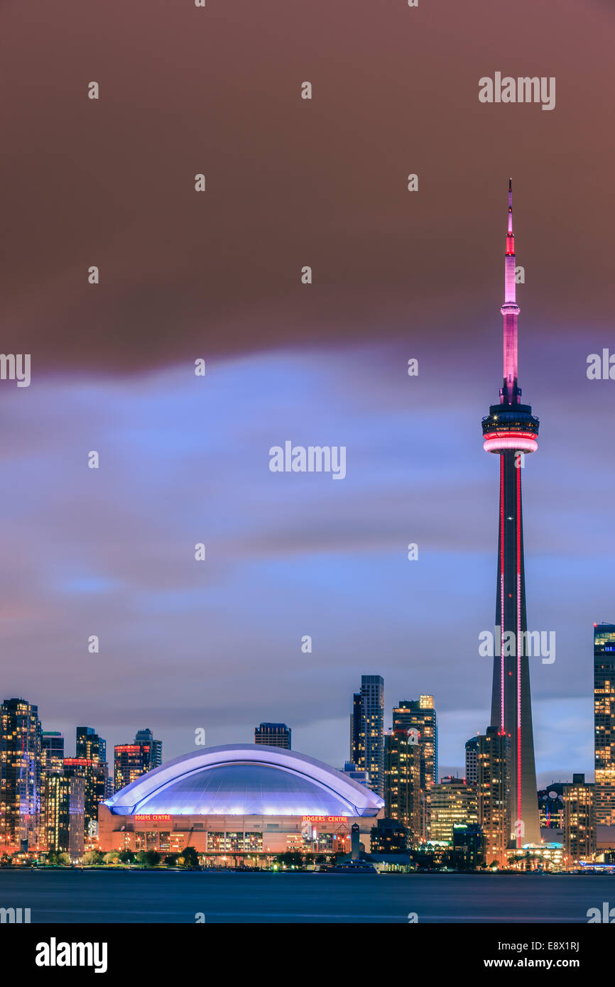 Famoso horizonte de Toronto con la Torre CN y el Centro Rogers después del atardecer tomada desde las Islas de Toronto. Foto de stock