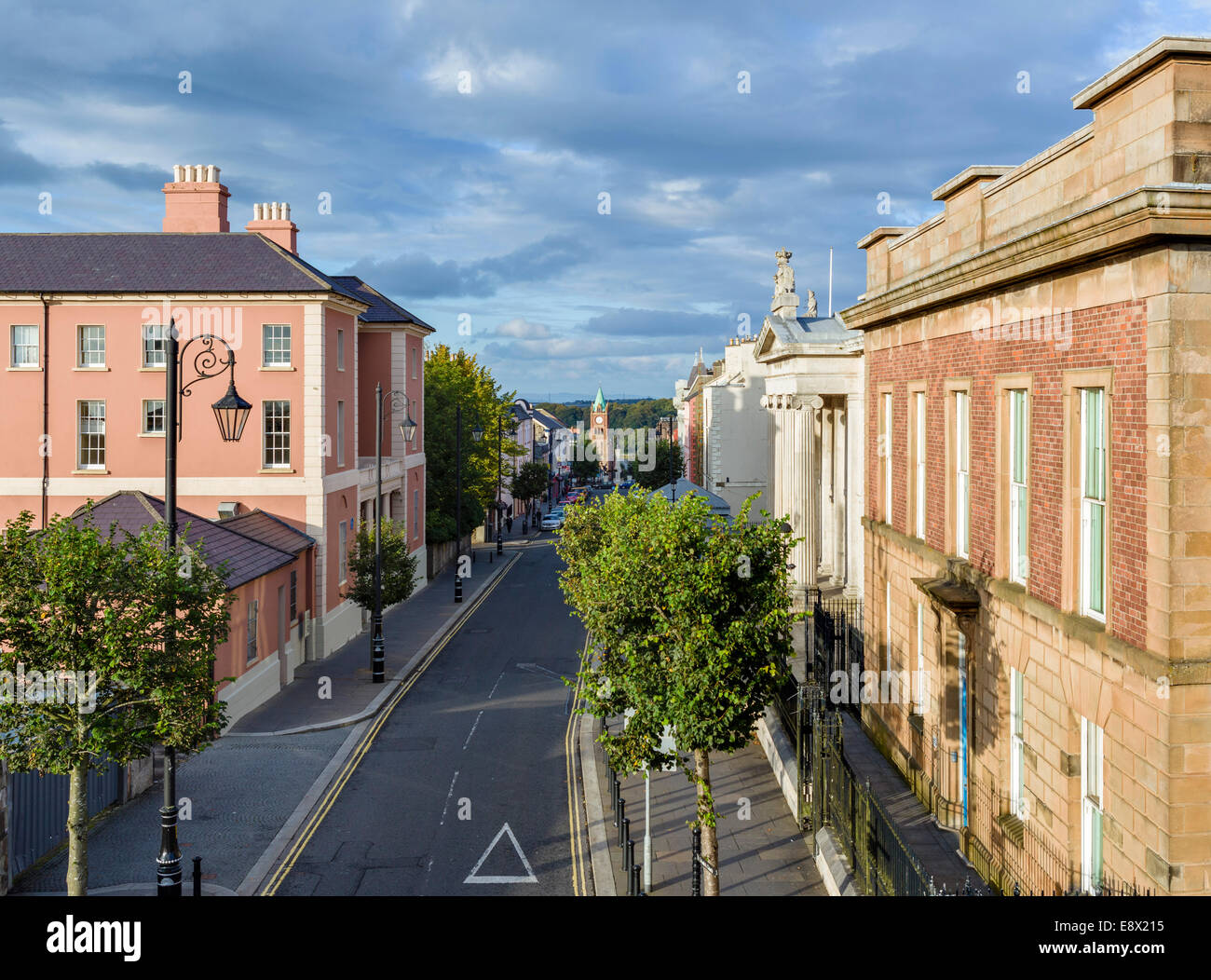 Vista desde las murallas de la ciudad antigua, en la calle Obispo abajo en las primeras horas de la noche, Derry, Condado de Londonderry, Irlanda del Norte, REINO UNIDO Foto de stock