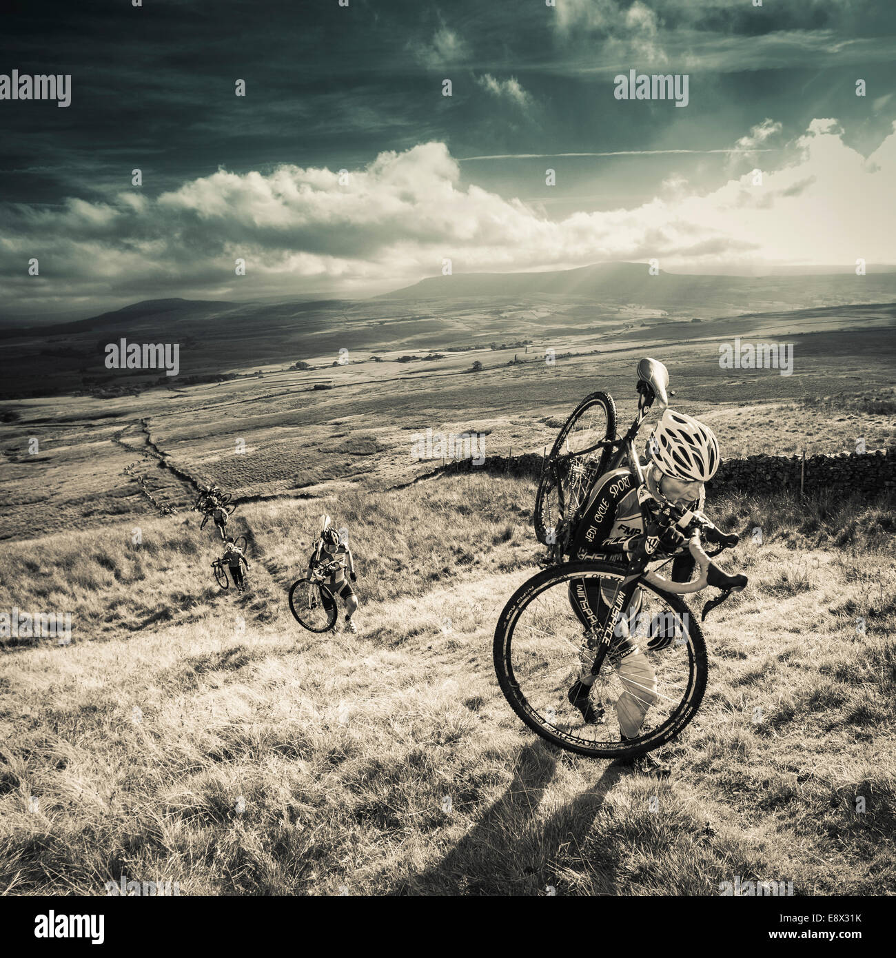 Rider escalada Simon cayó, Tres Picos el ciclocross, Valles de Yorkshire, Reino Unido Foto de stock