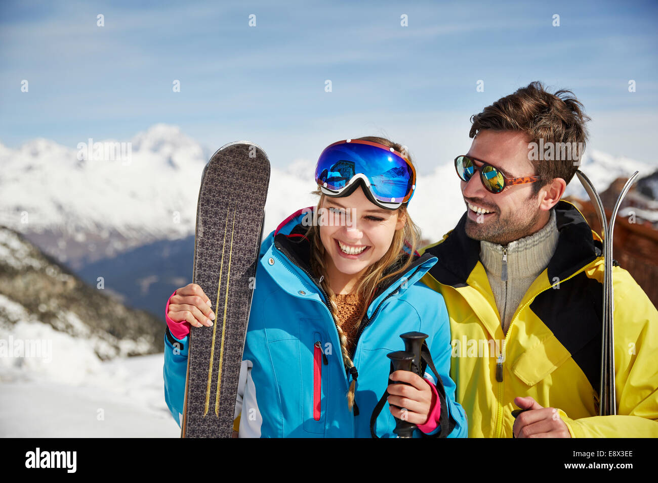 Par la celebración de esquís juntos Foto de stock