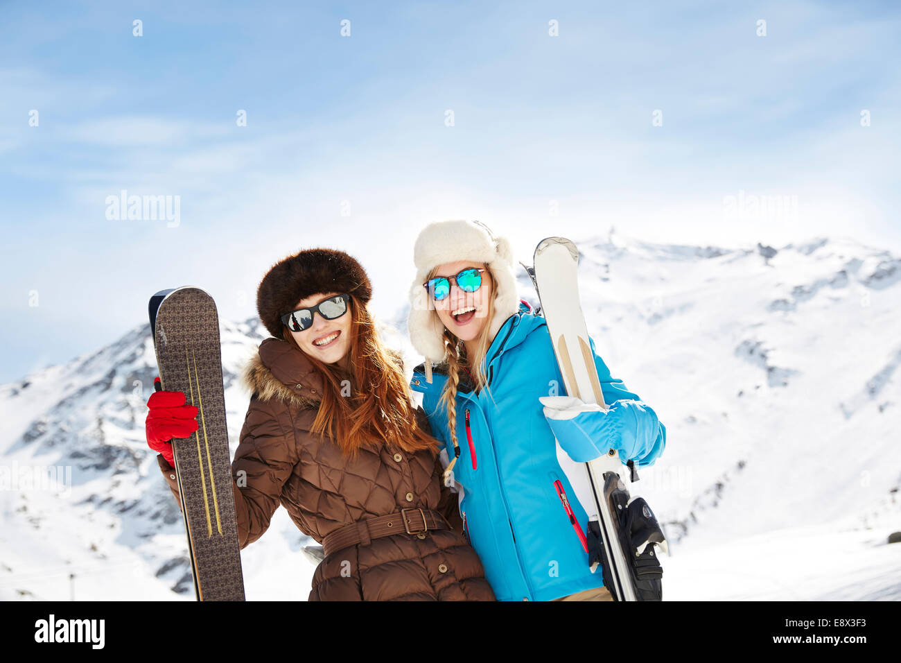 Amigos la celebración de esquís en la cima de la montaña juntos Foto de stock