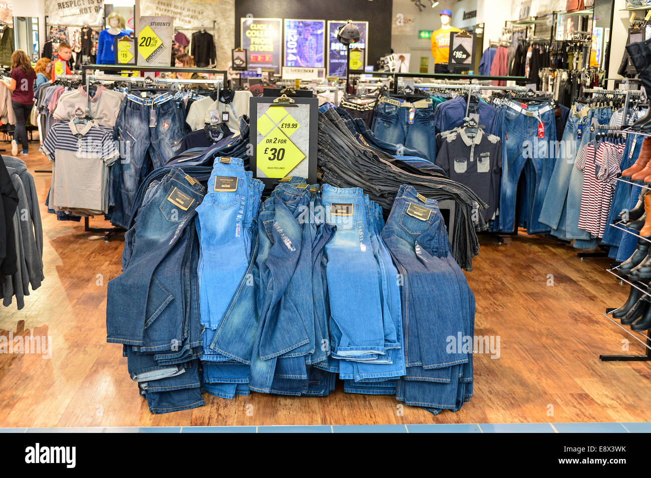 Stock Photo - pantalones vaqueros a la venta en la tienda Blue Inc, Centro  comercial Foyleside, Derry, en Londonderry, Irlanda del Norte. ©Georg  Fotografía de stock - Alamy