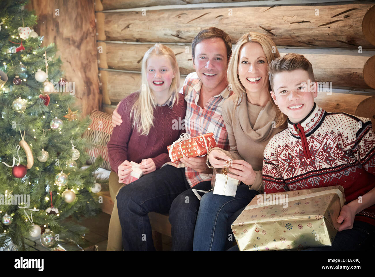 Familia abriendo regalos en Navidad Foto de stock