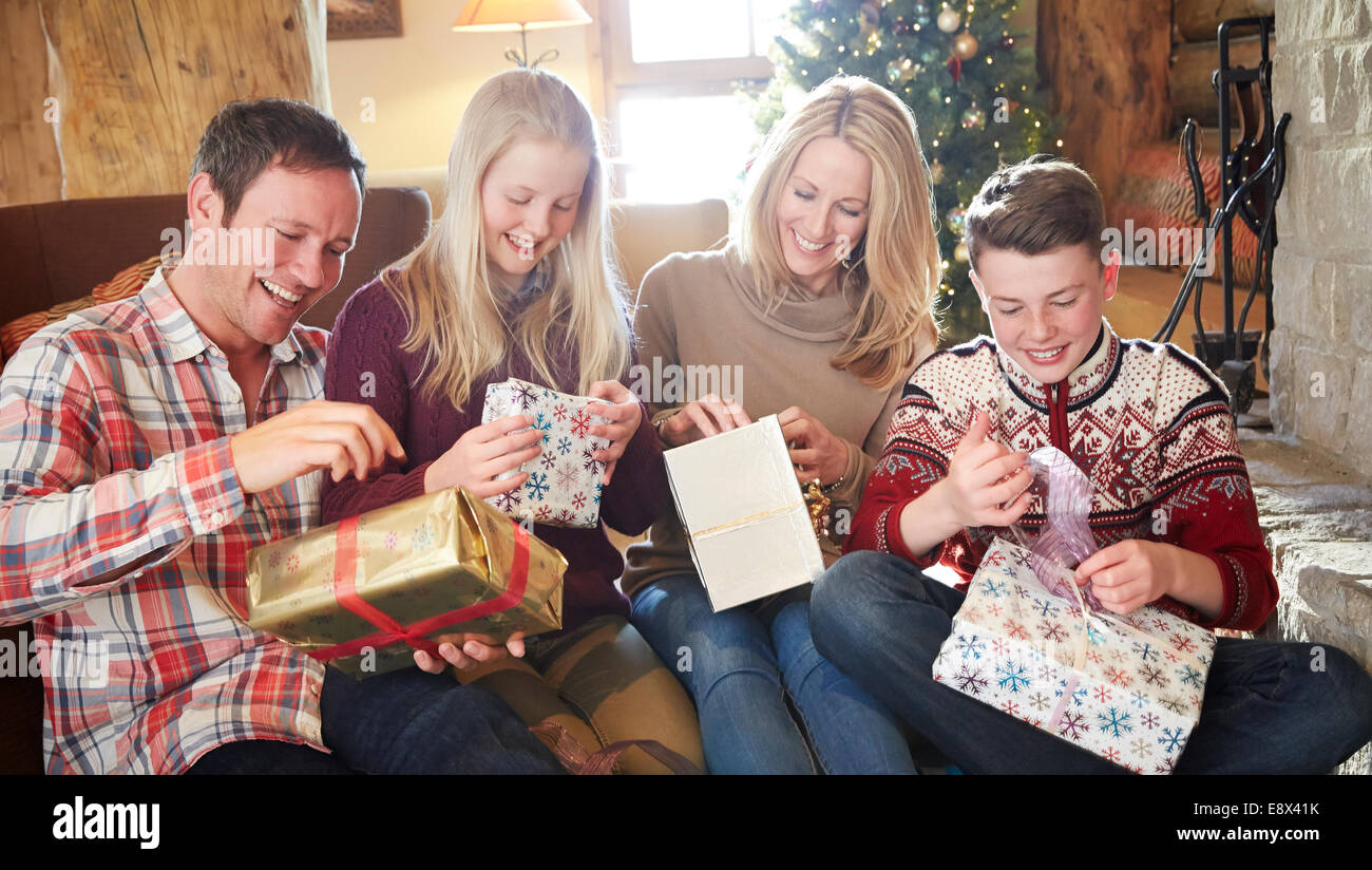 Familia abriendo regalos en Navidad Foto de stock