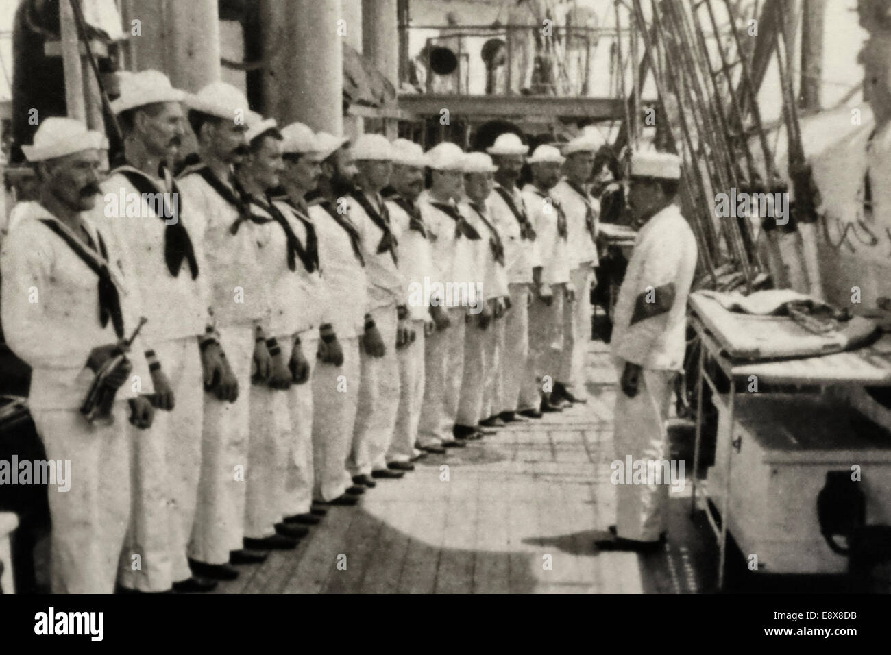 Todos los ojos en el jefe, como marineros dispuestos para la inspección a bordo de un buque de guerra estadounidense en las postrimerías del siglo, circa 1900 Foto de stock