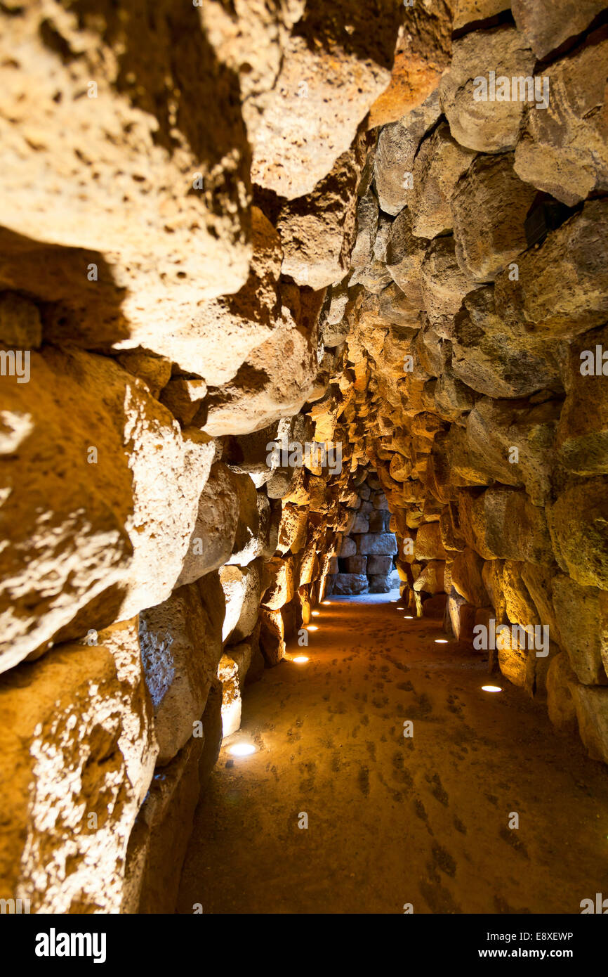 En el antiguo túnel Nuraghe Santu Antine Foto de stock