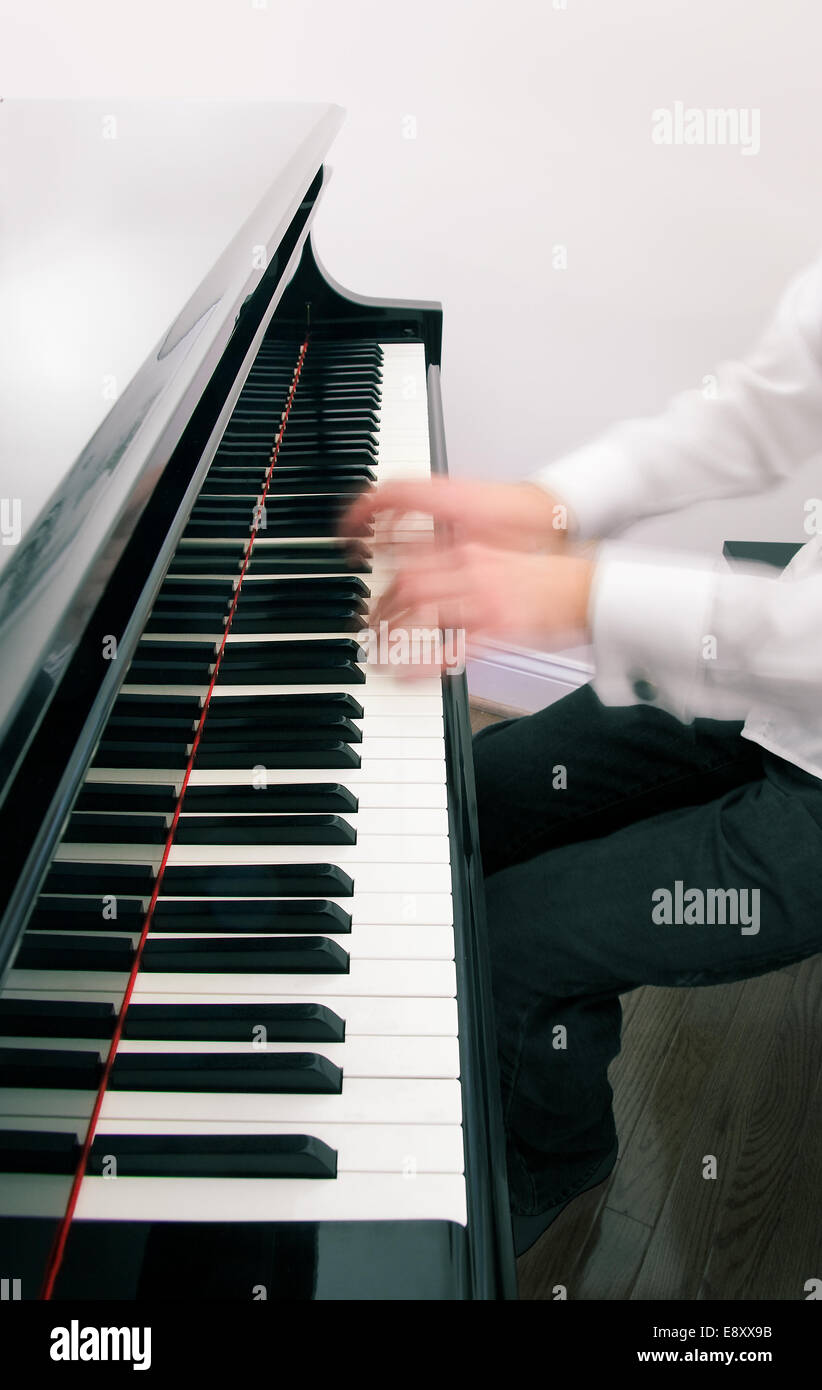 Manos fantasmales en el teclado del piano Foto de stock