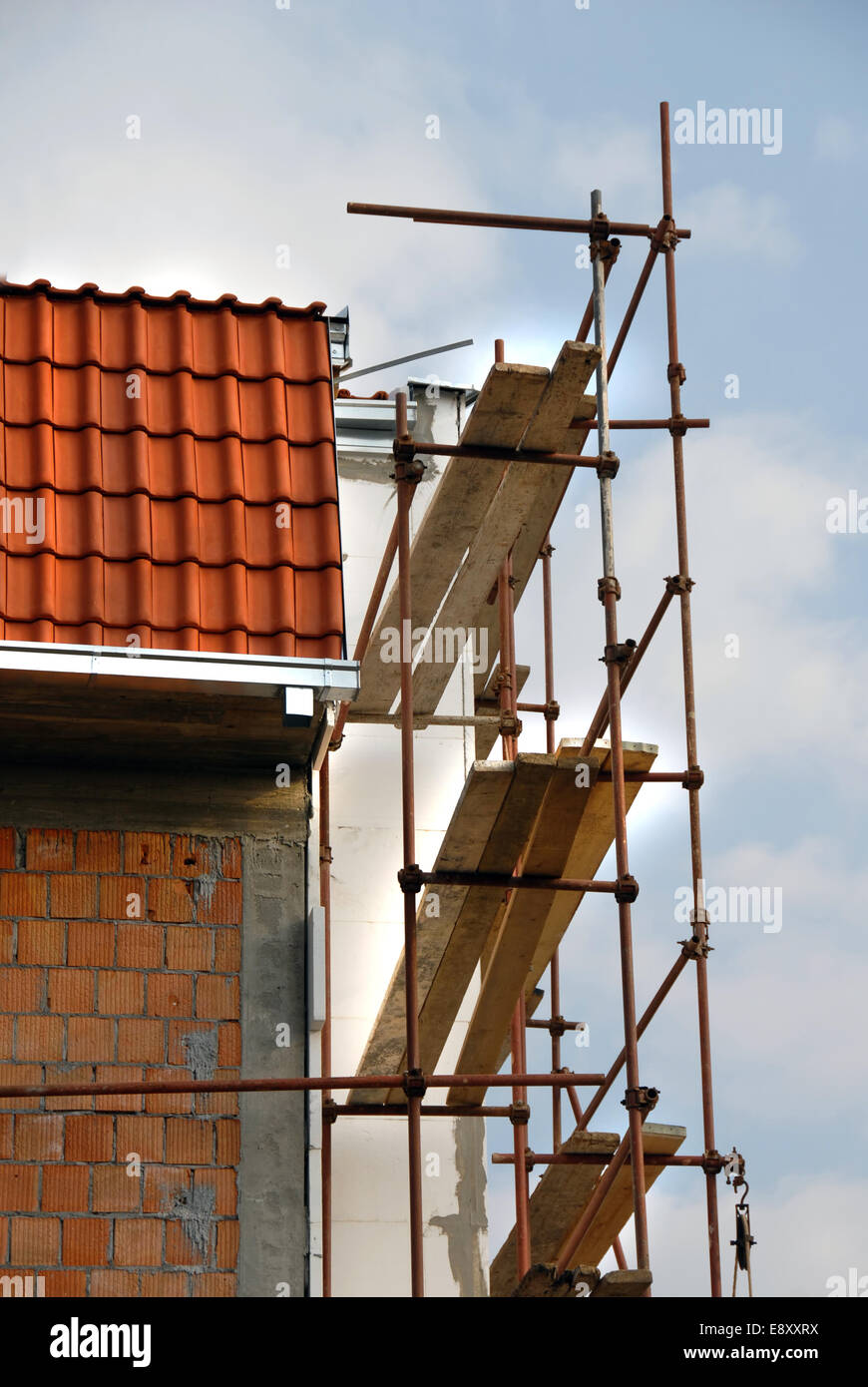 Andamios en la construcción de la esquina Fotografía de stock - Alamy