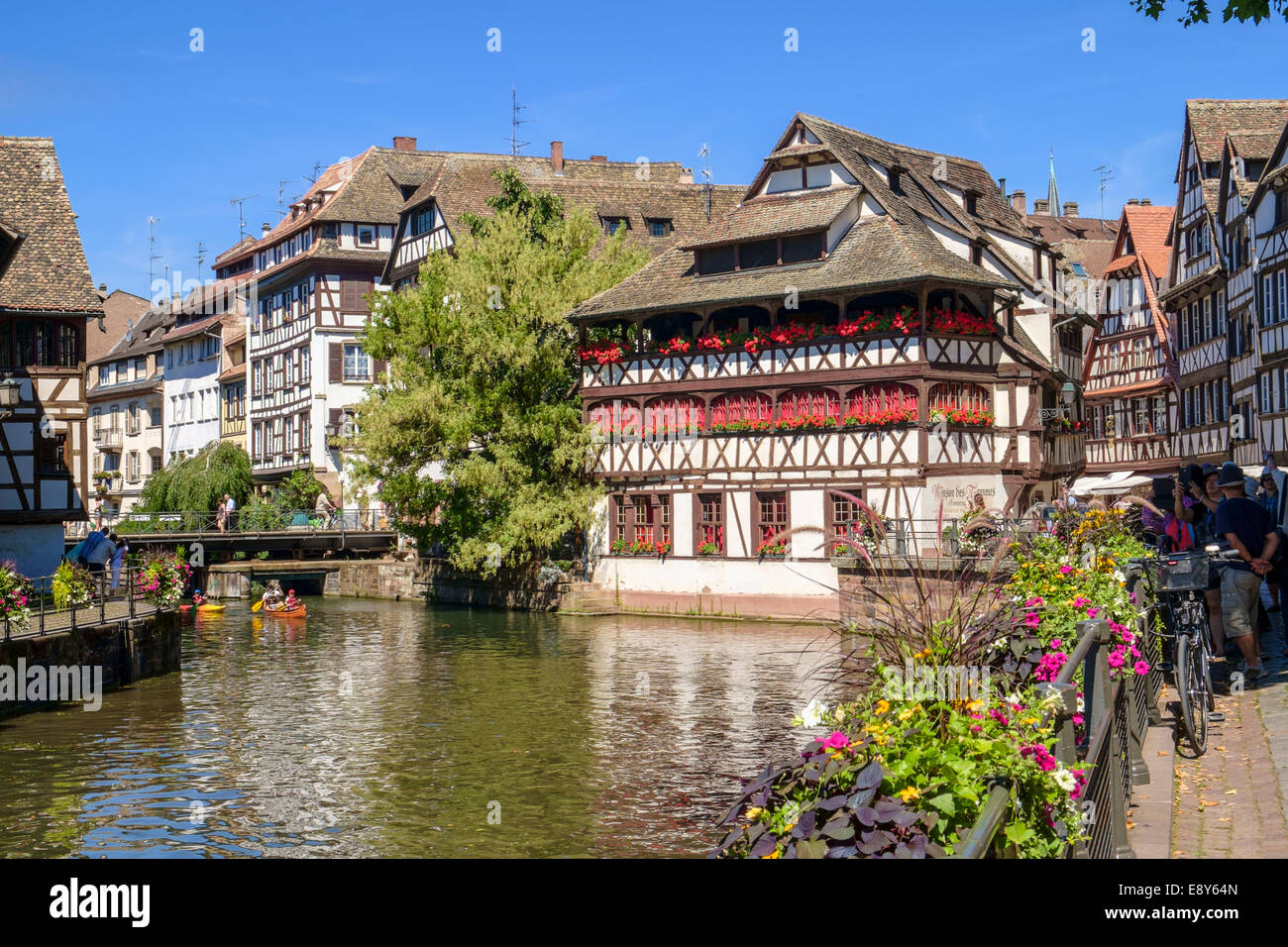 Estrasburgo, Francia, Europa - hermosos edificios medievales en el distrito de Petite France en la costanera Foto de stock