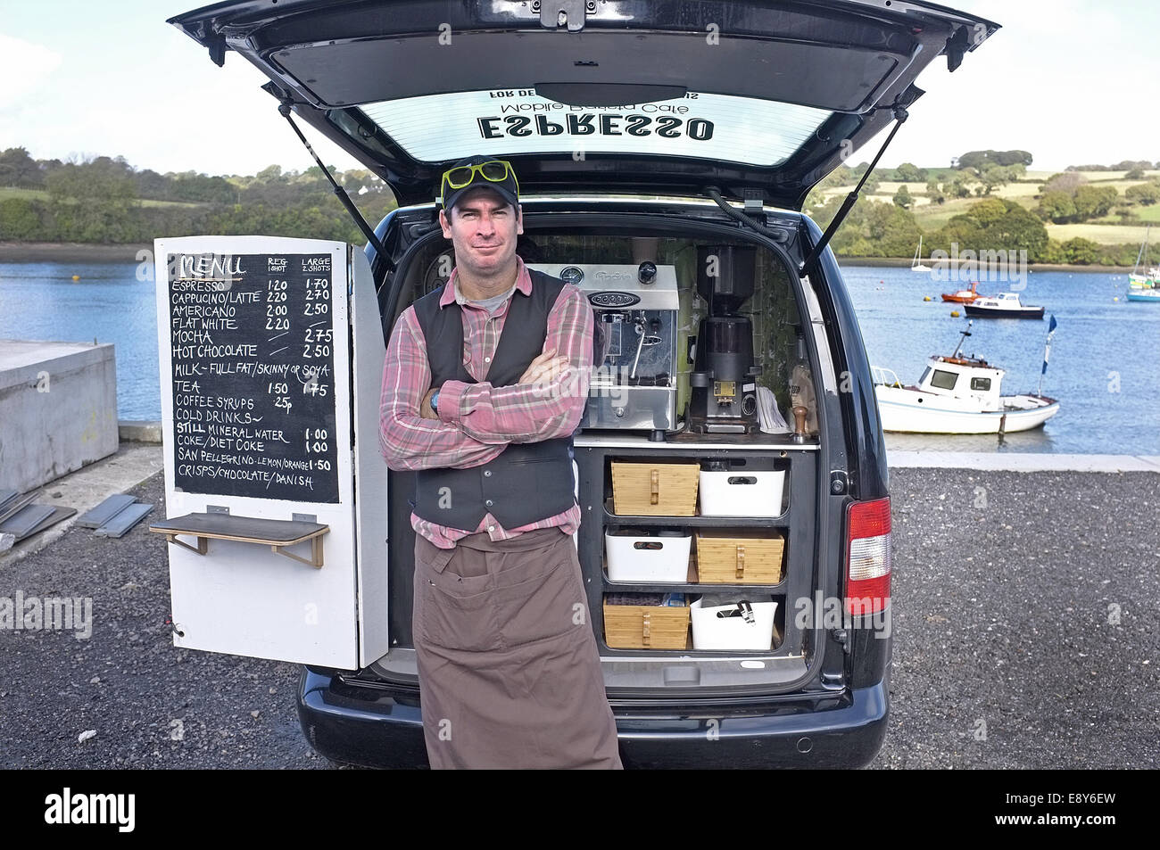 Un café espresso independiente barista, CORNWALL Cornwall en Falmouth, Reino Unido sobre el río Penryn. Foto de stock