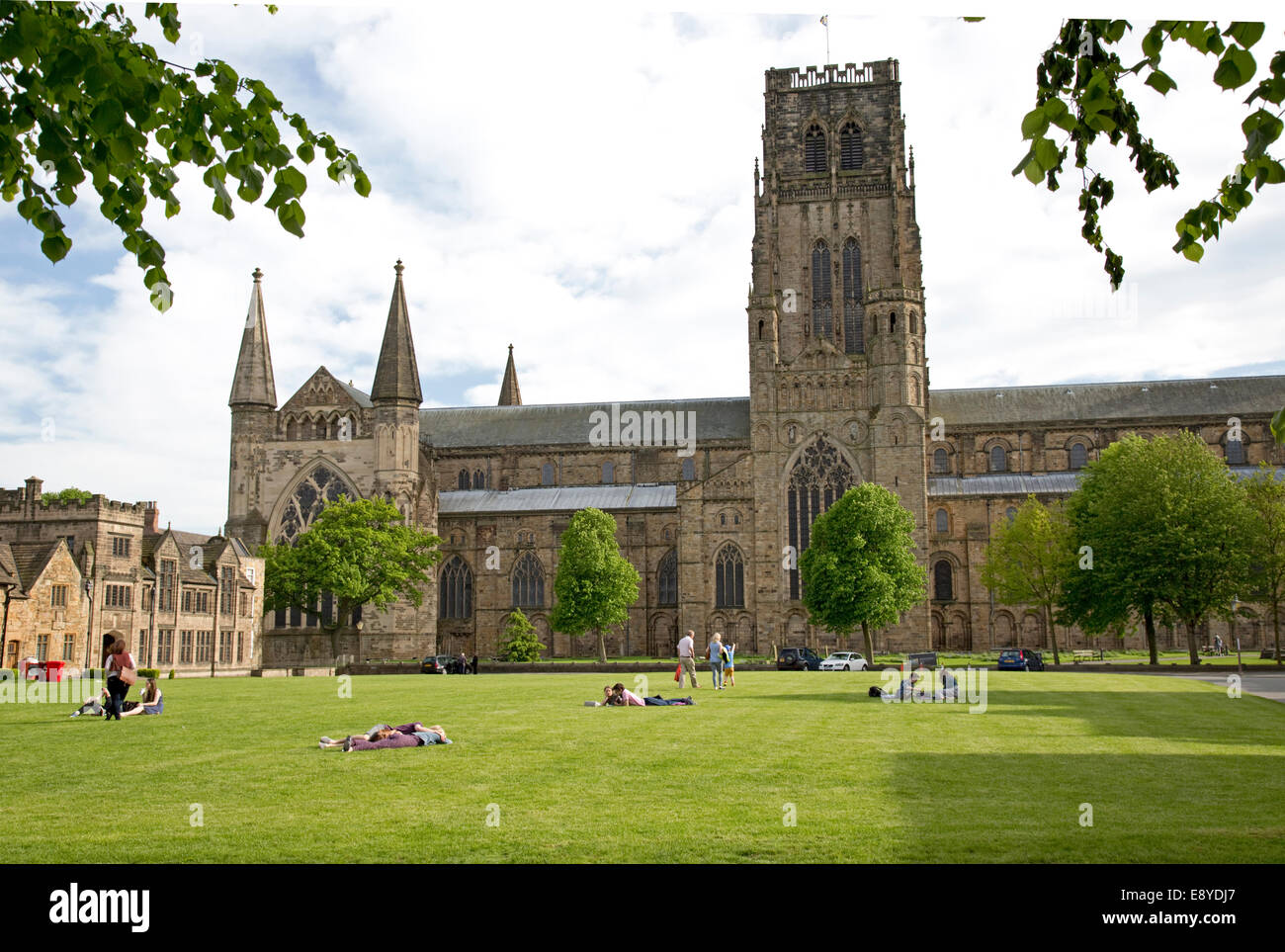 La gente relajándose en verde delante de la catedral de Durham UK Foto de stock