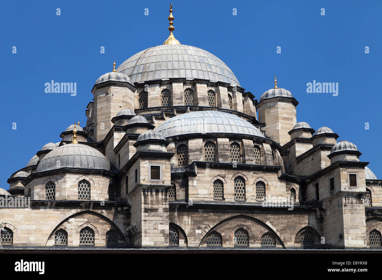 Fachada de la Yeni Camii en Eminonu, Estambul, Turquía. Foto de stock