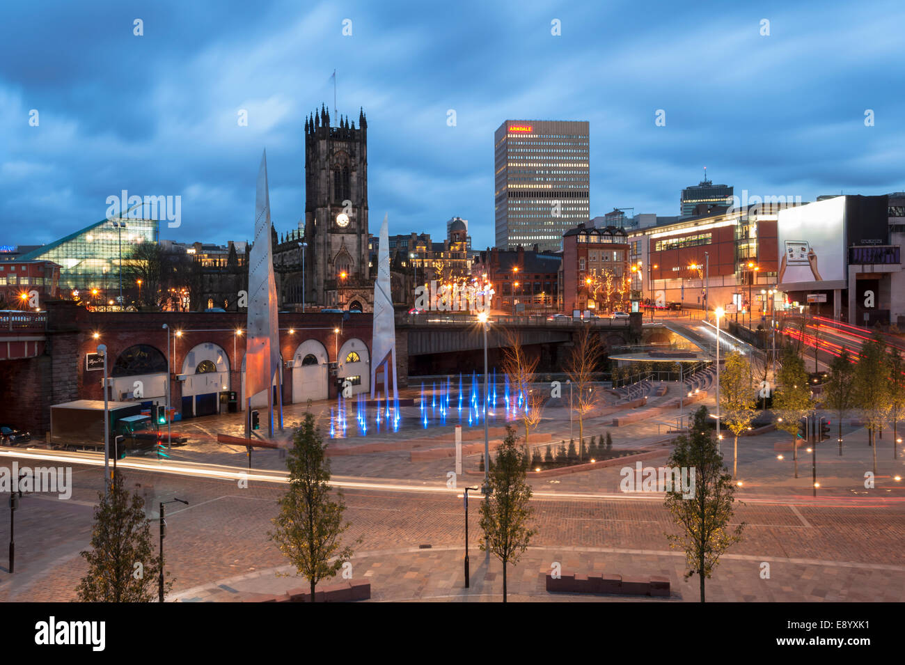 Descripción general de la ciudad de Manchester Manchester, RU en la noche Foto de stock