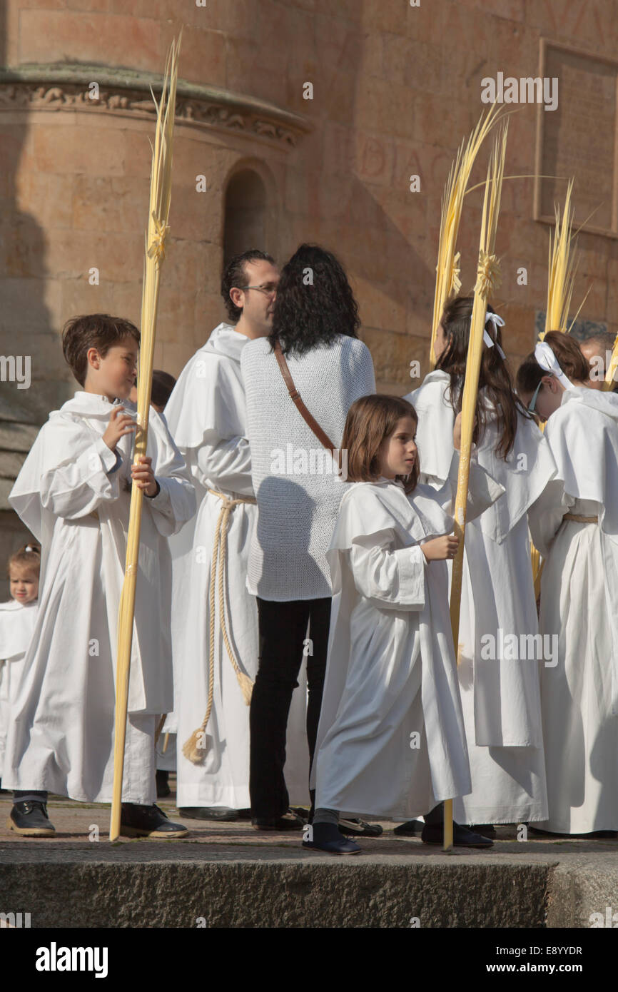 Los niños en túnicas blancas en la procesión del Domingo de Ramos durante  la Semana Santa, Salamanca, Castilla y León, España Fotografía de stock -  Alamy