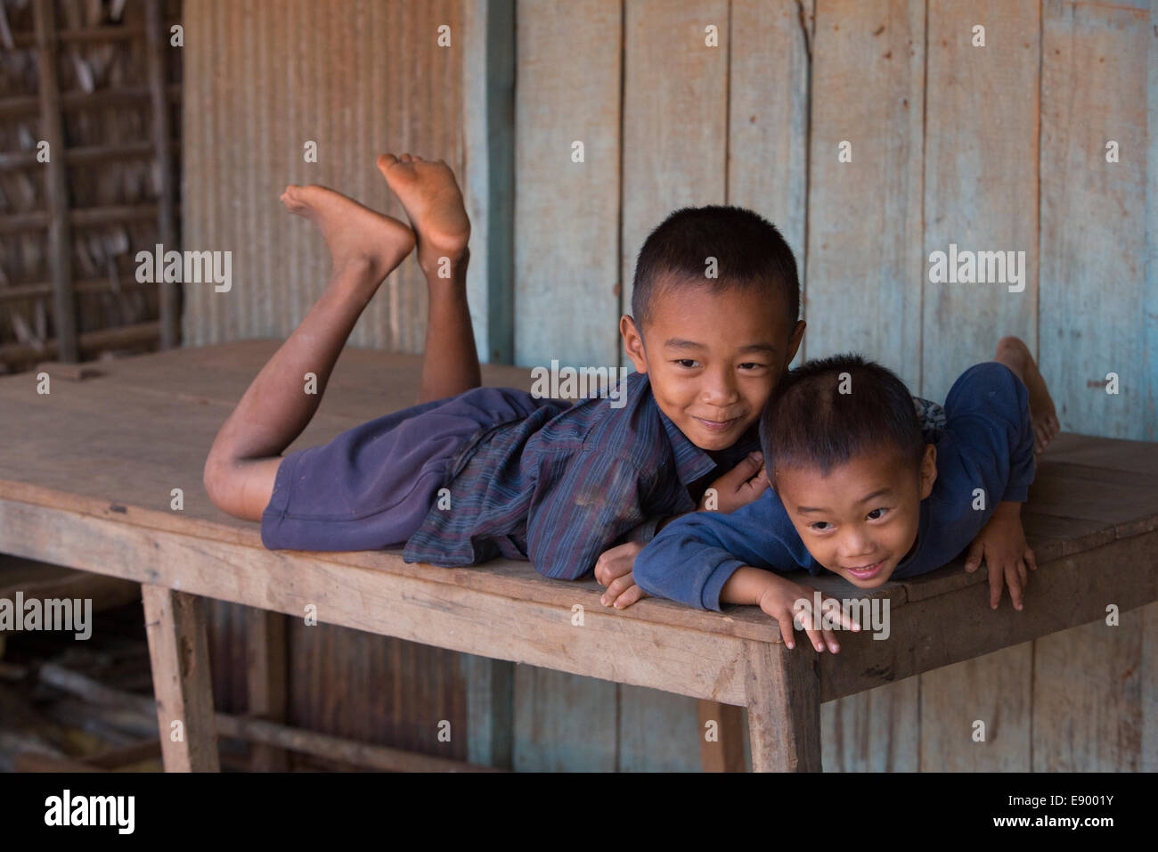 Hermanos de Camboya junto al pueblo de Siem Reap Foto de stock